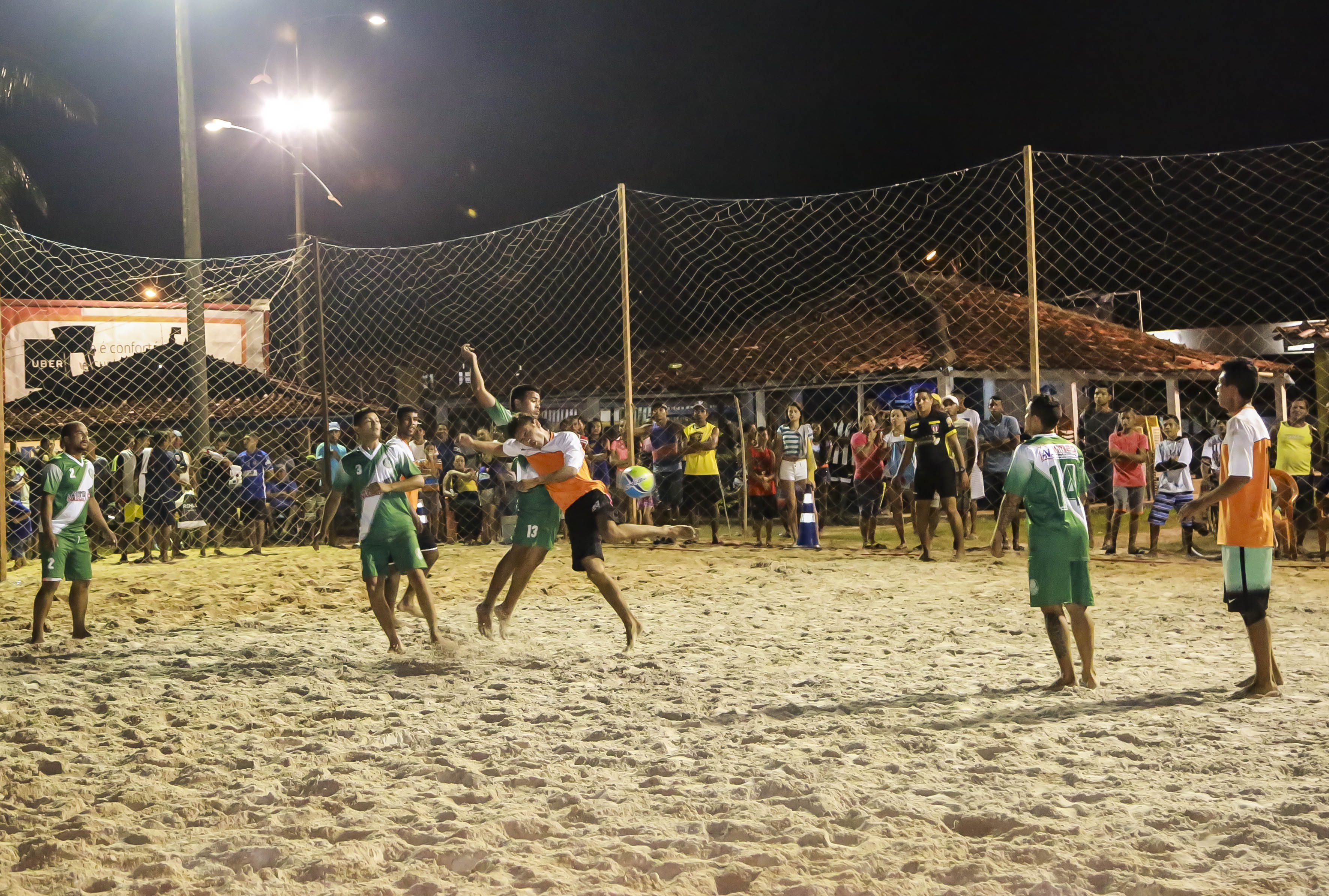 Futebol de praia movimenta as noites na orla de Icoaraci