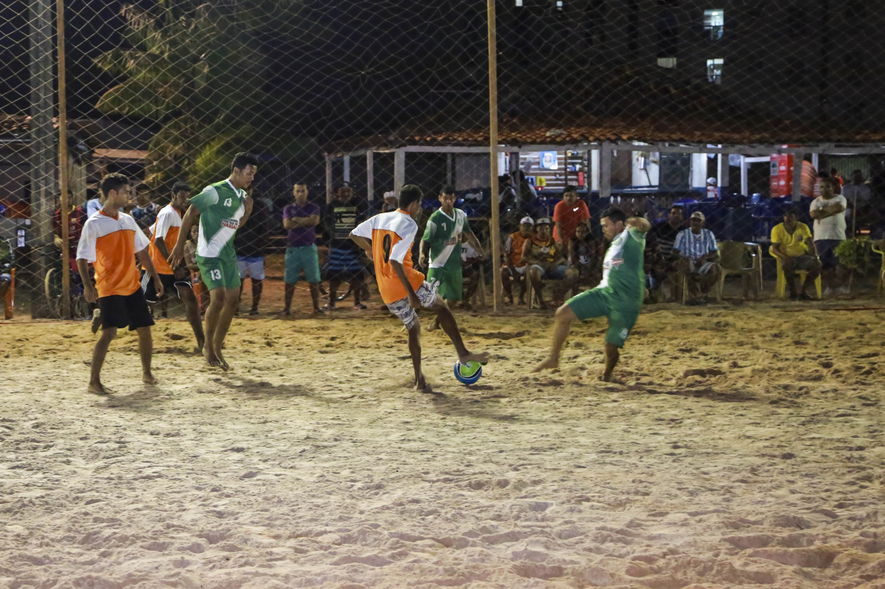 Futebol de praia movimenta as noites na orla de Icoaraci