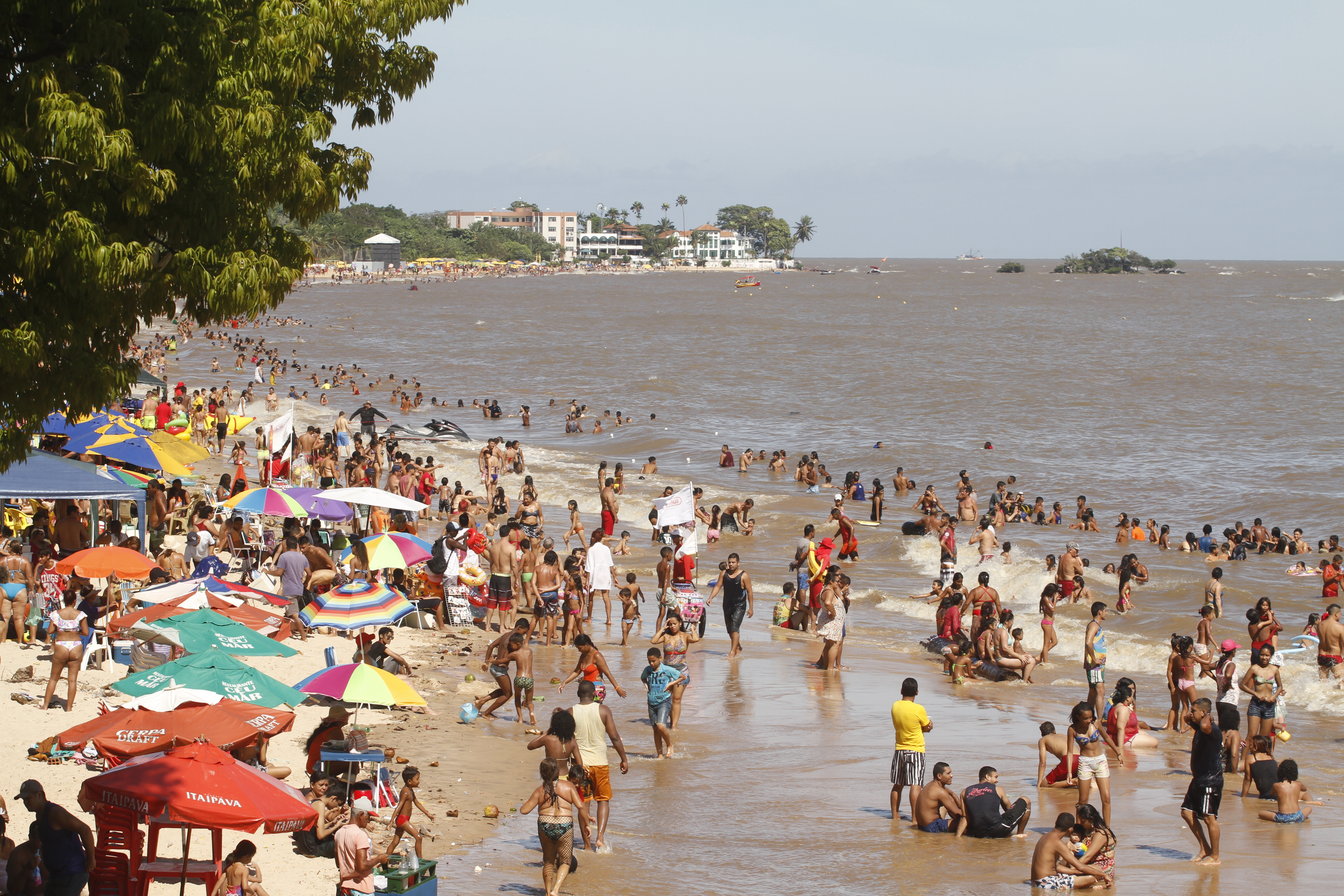 Programação da PMB em Mosqueiro agrada veranistas que lotam as praias da ilha