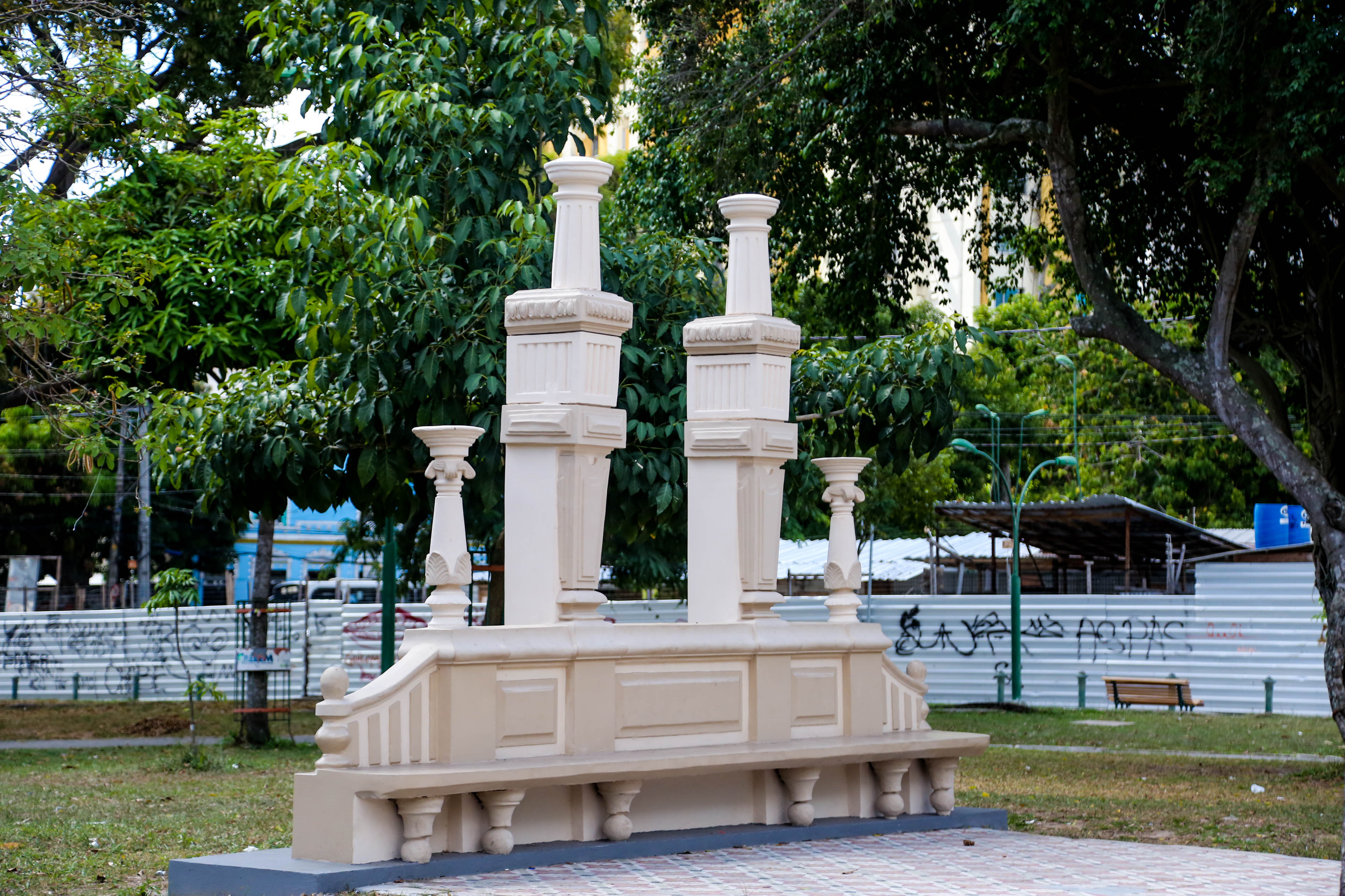 Praça da República tem mais quatro monumentos reformados