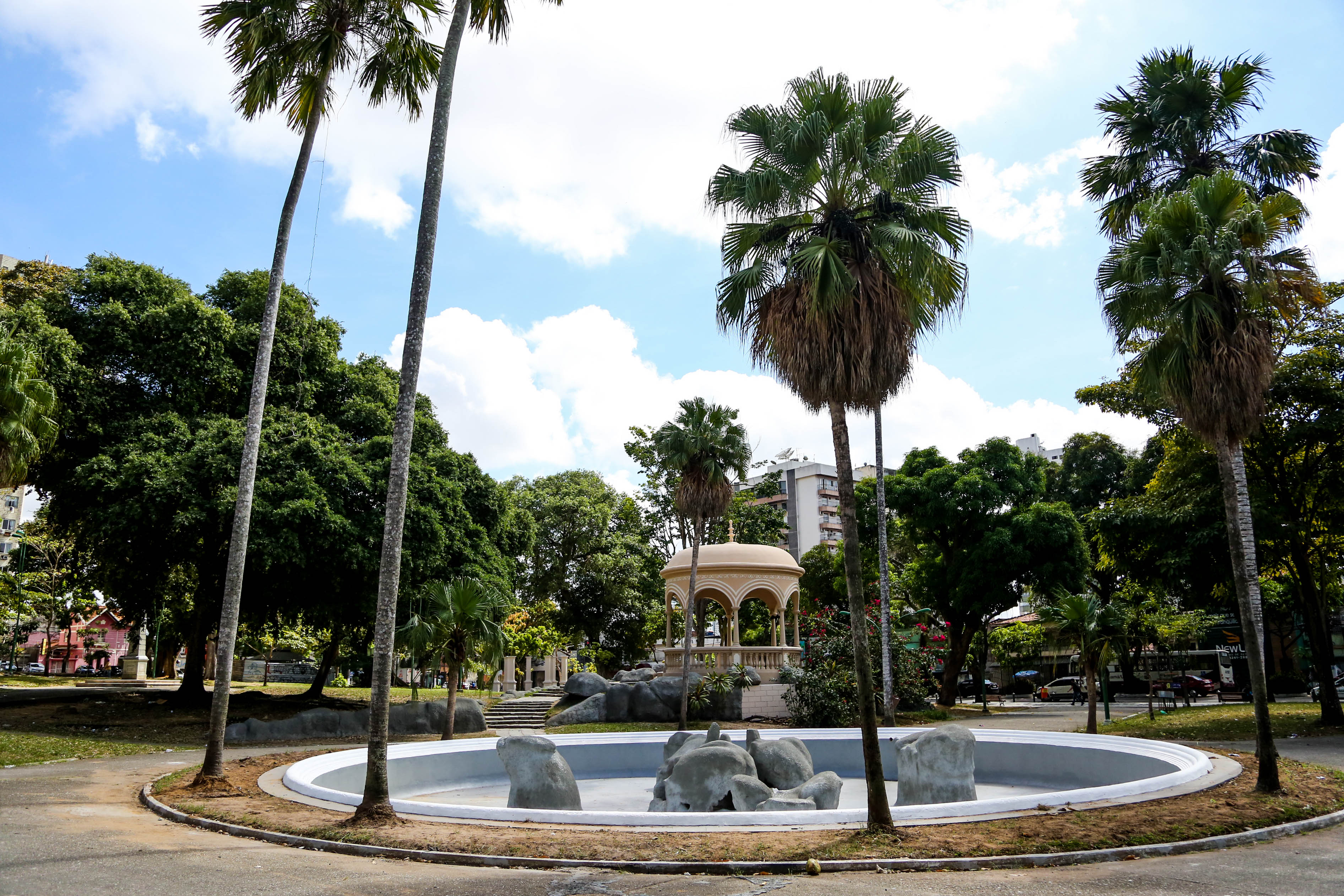 Praça da República tem mais quatro monumentos reformados