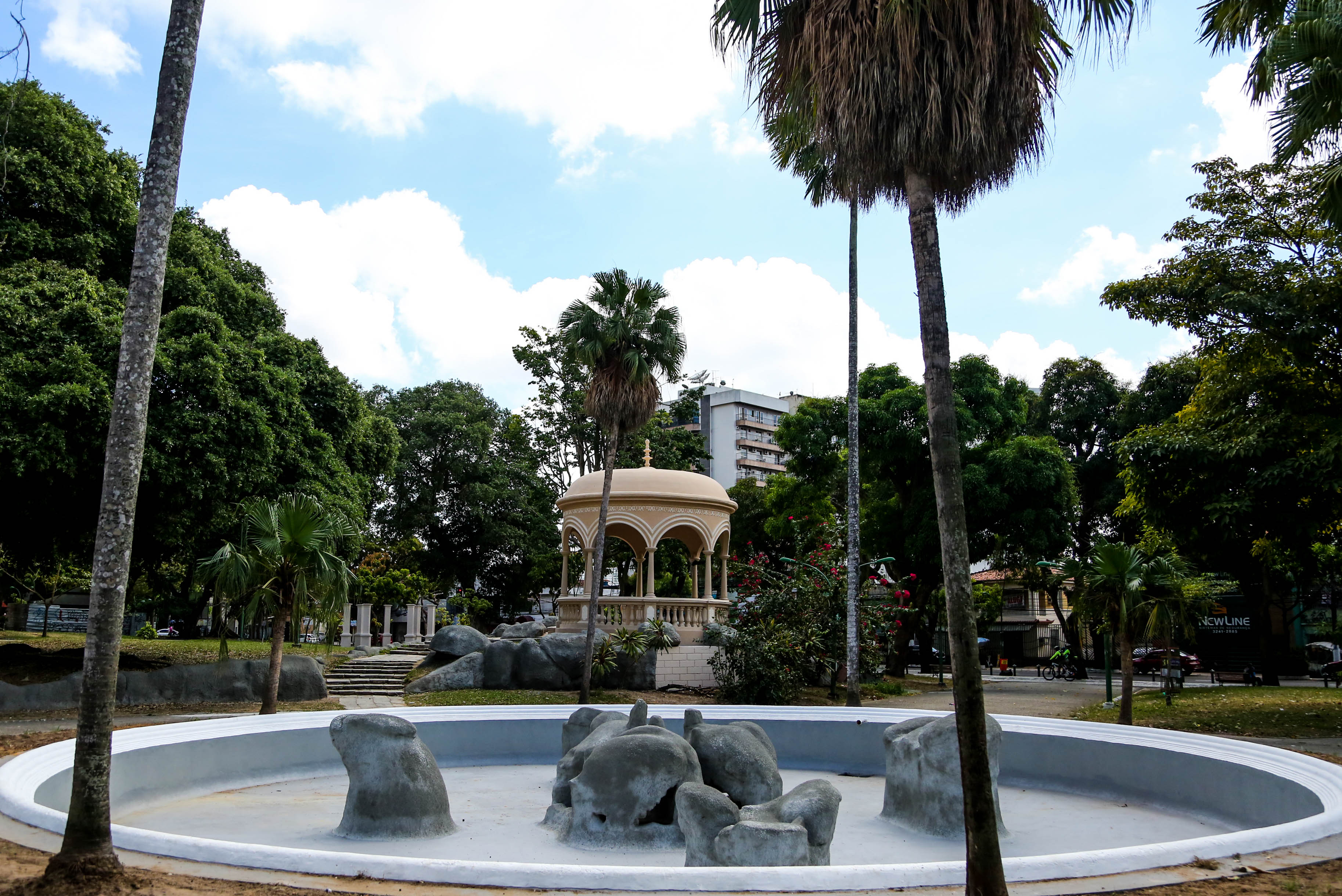 Praça da República tem mais quatro monumentos reformados