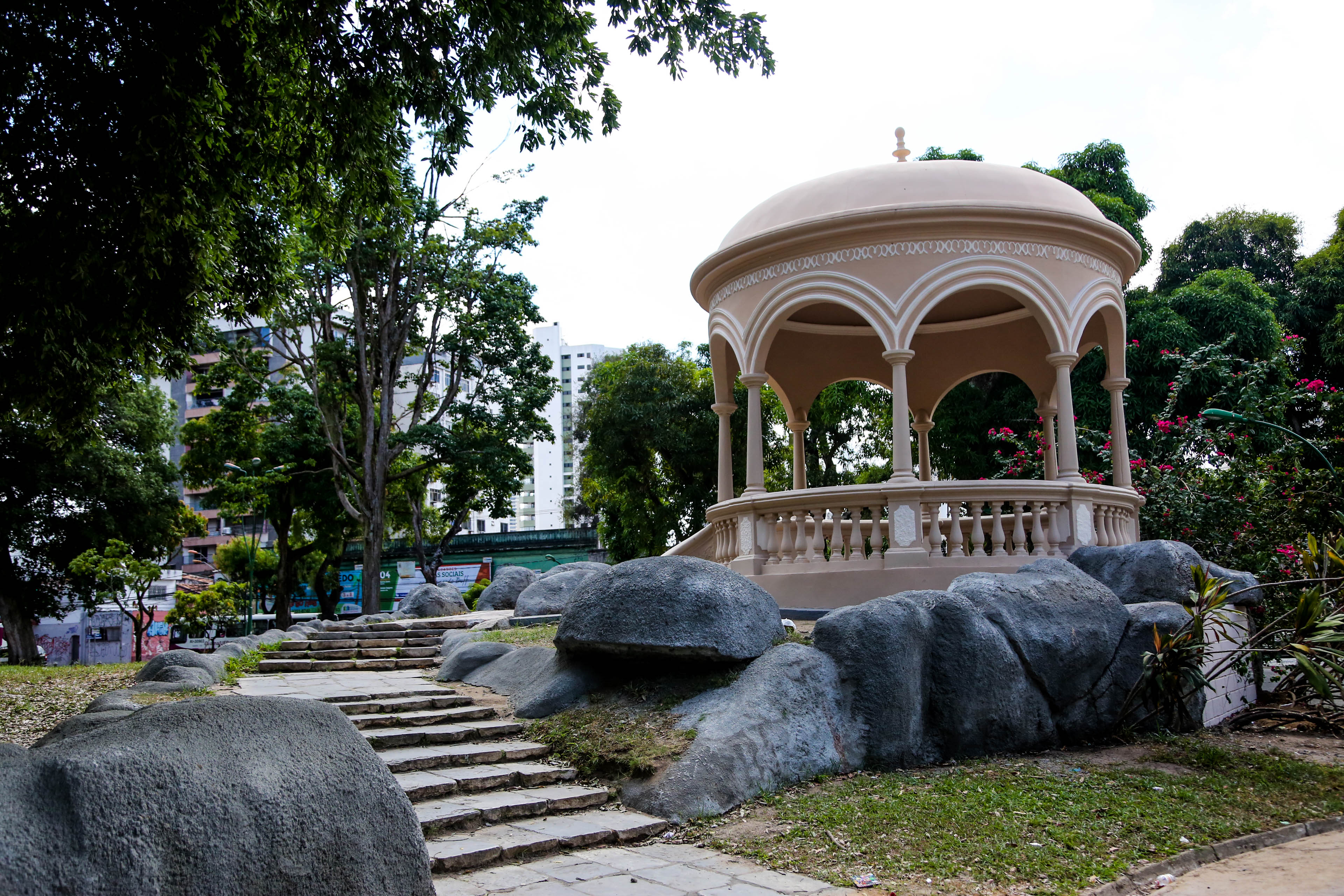 Praça da República tem mais quatro monumentos reformados