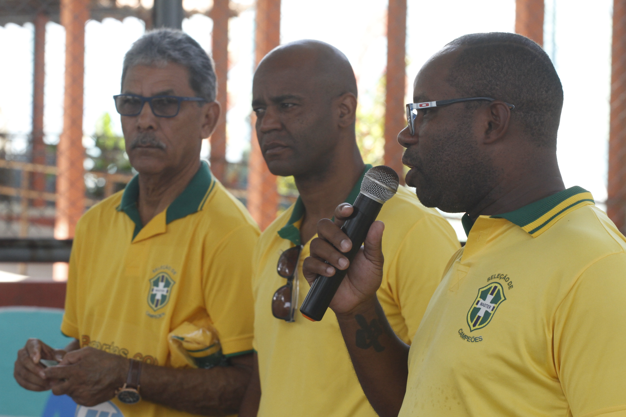 Jogadores de futebol visitam escola e trocam experiências com crianças e adolescentes