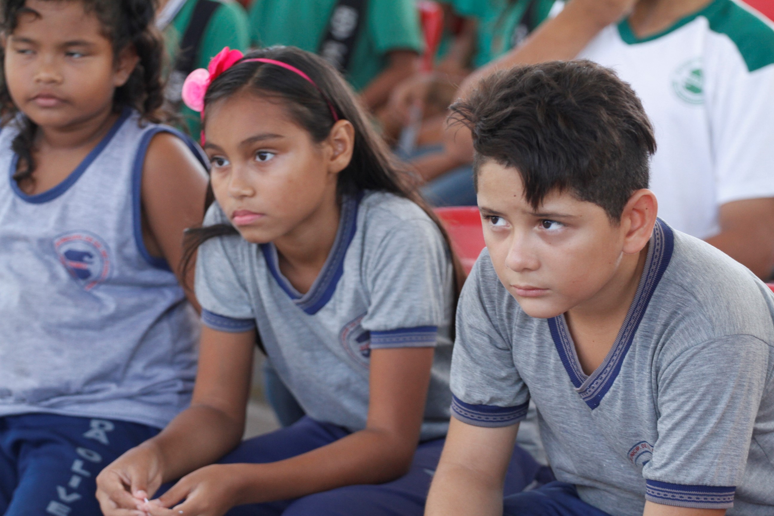 Jogadores de futebol visitam escola e trocam experiências com crianças e adolescentes