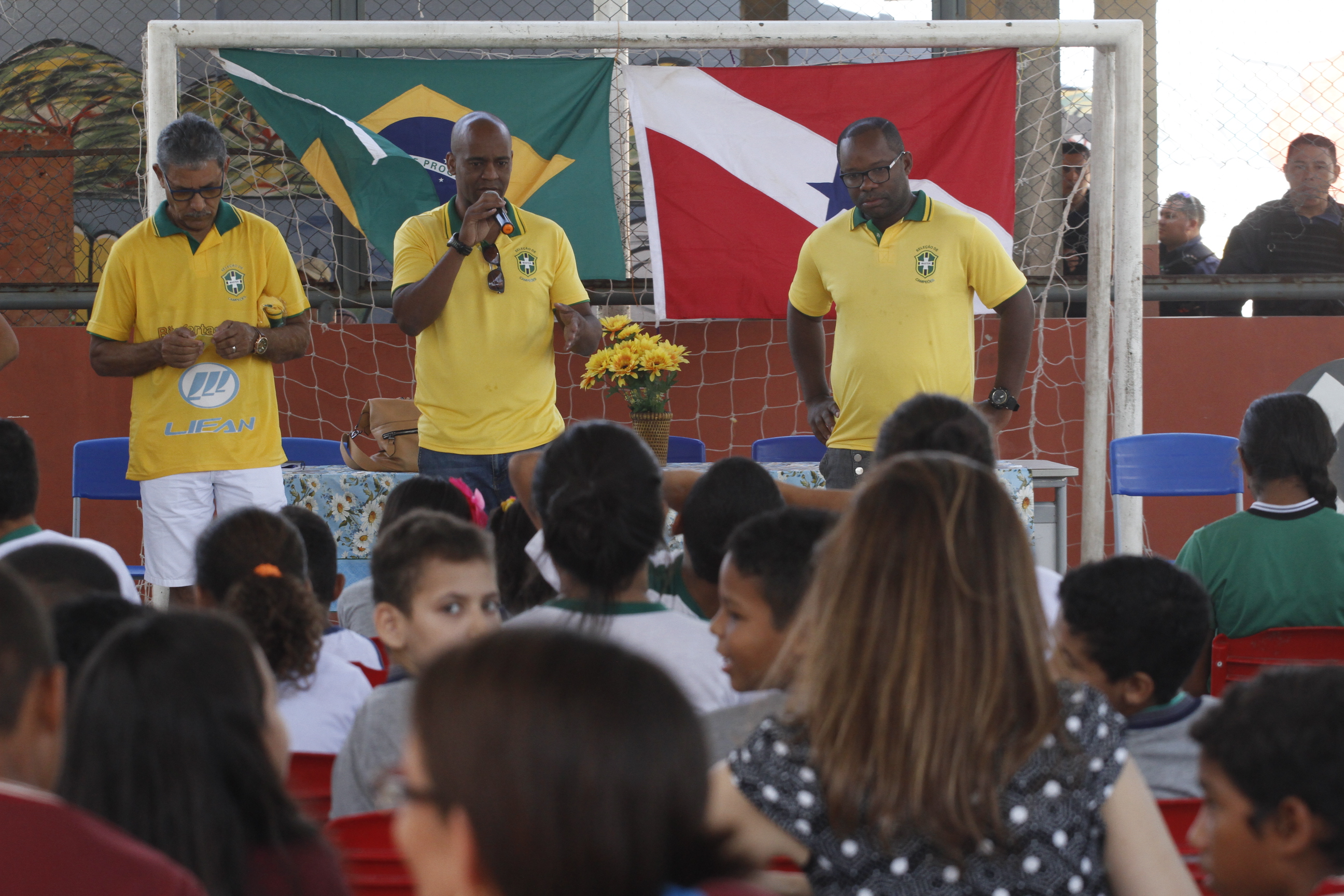 Jogadores de futebol visitam escola e trocam experiências com crianças e adolescentes