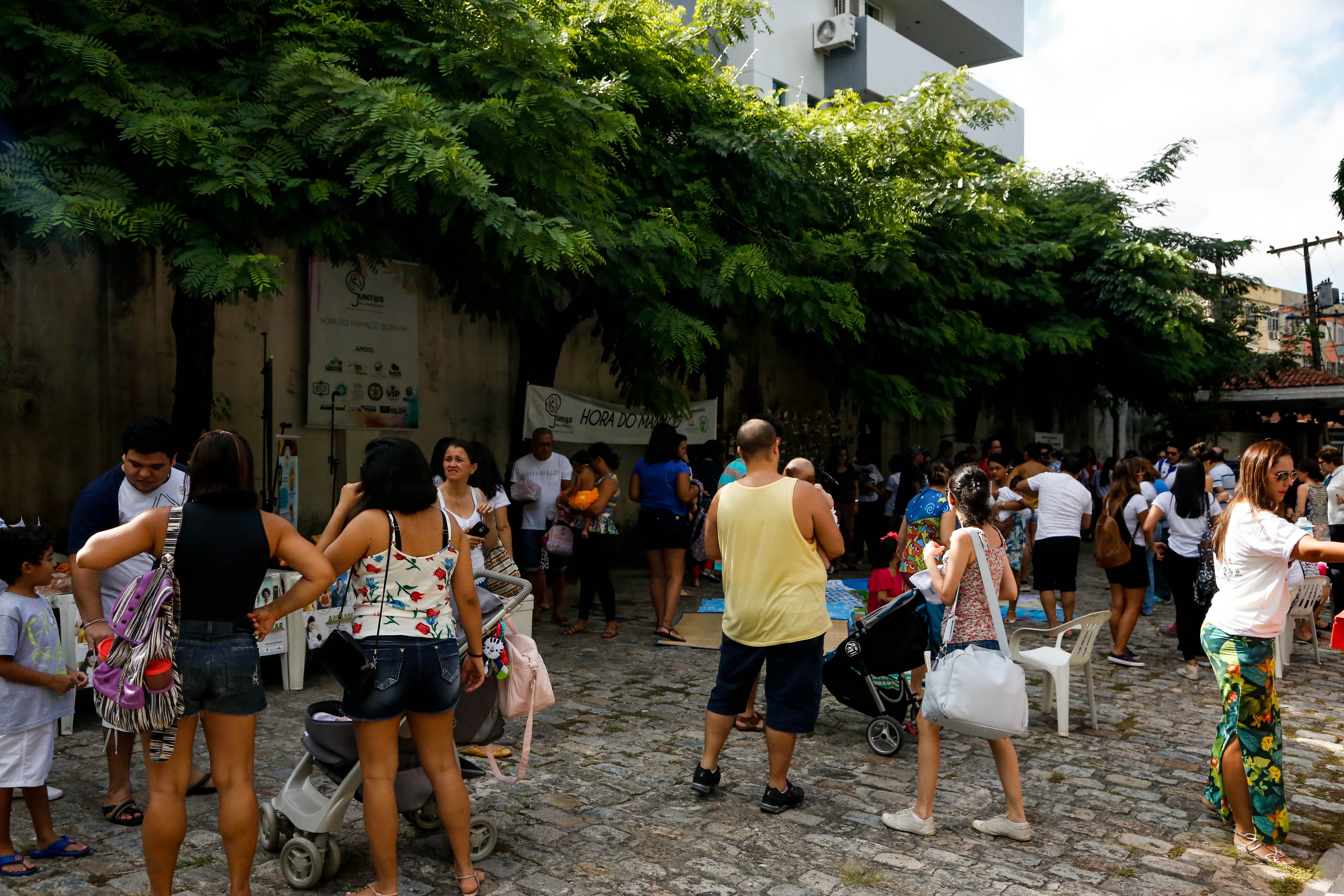 Mães se reúnem na praça do Horto para “mamaço” coletivo