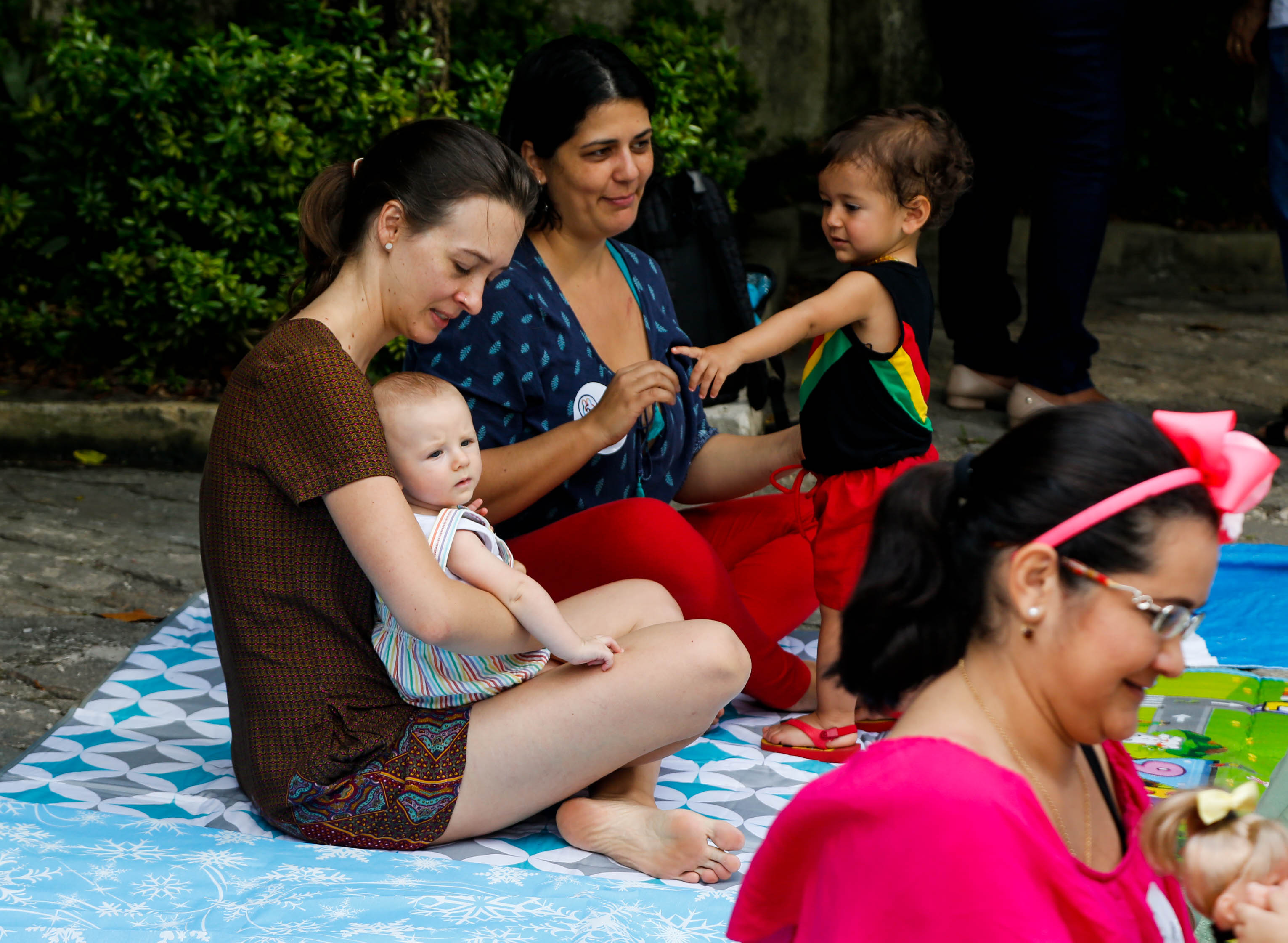 Mães se reúnem na praça do Horto para “mamaço” coletivo