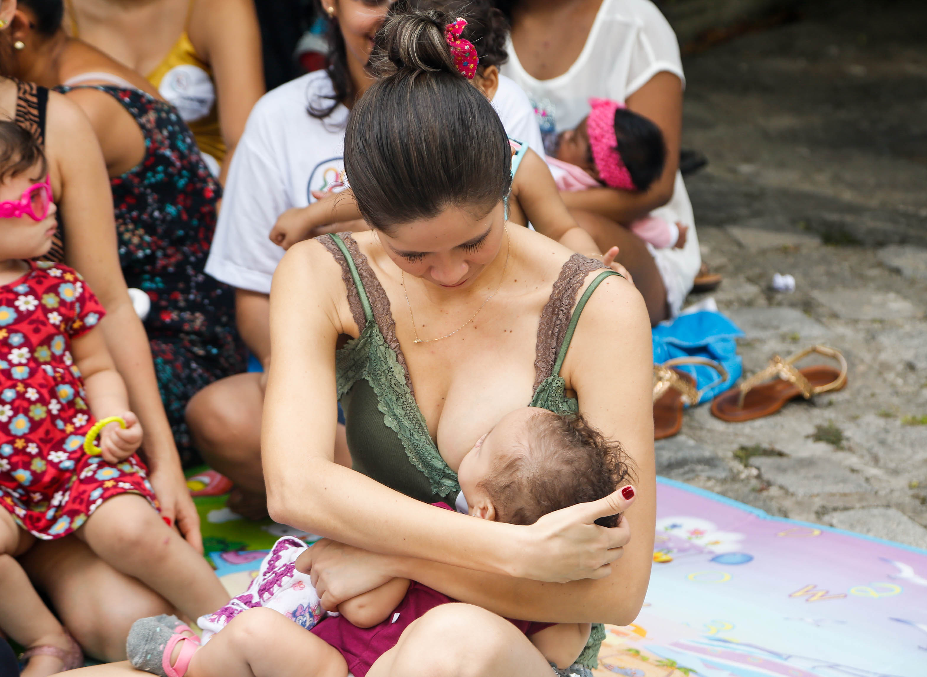 Mães se reúnem na praça do Horto para “mamaço” coletivo