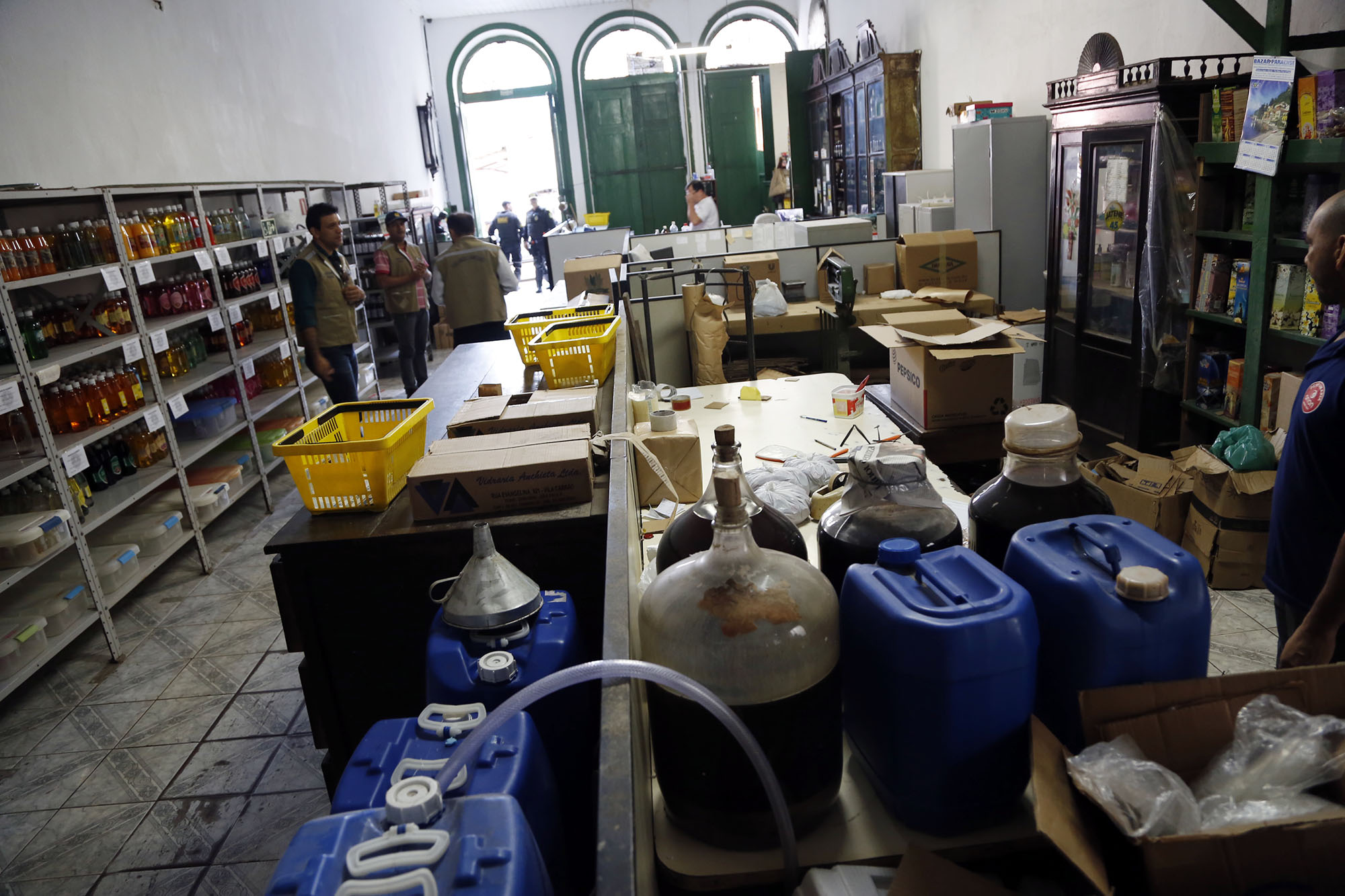 Operação apreende meia tonelada de produtos e medicamentos e interdita farmácias e perfumaria