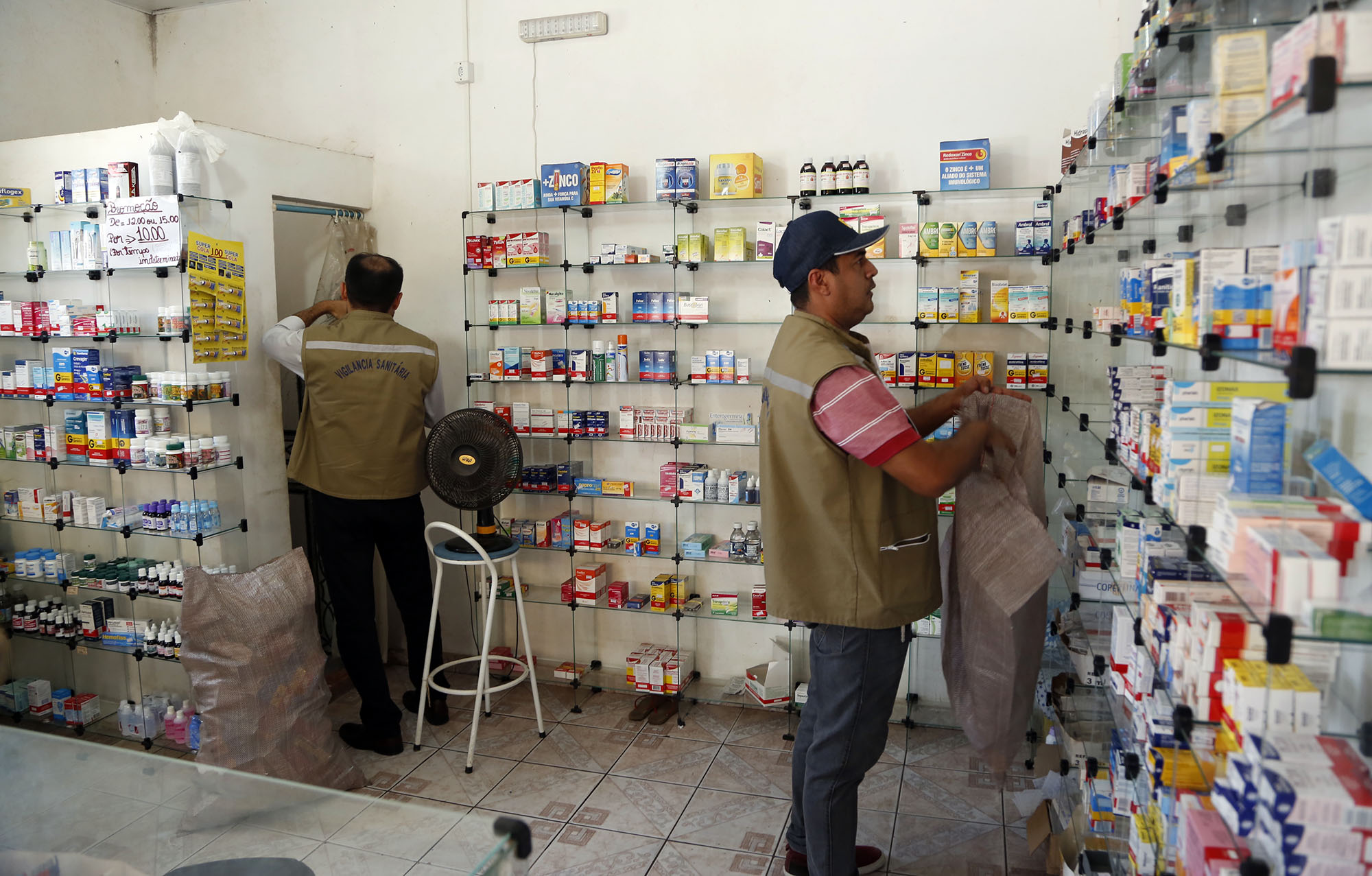 Operação apreende meia tonelada de produtos e medicamentos e interdita farmácias e perfumaria