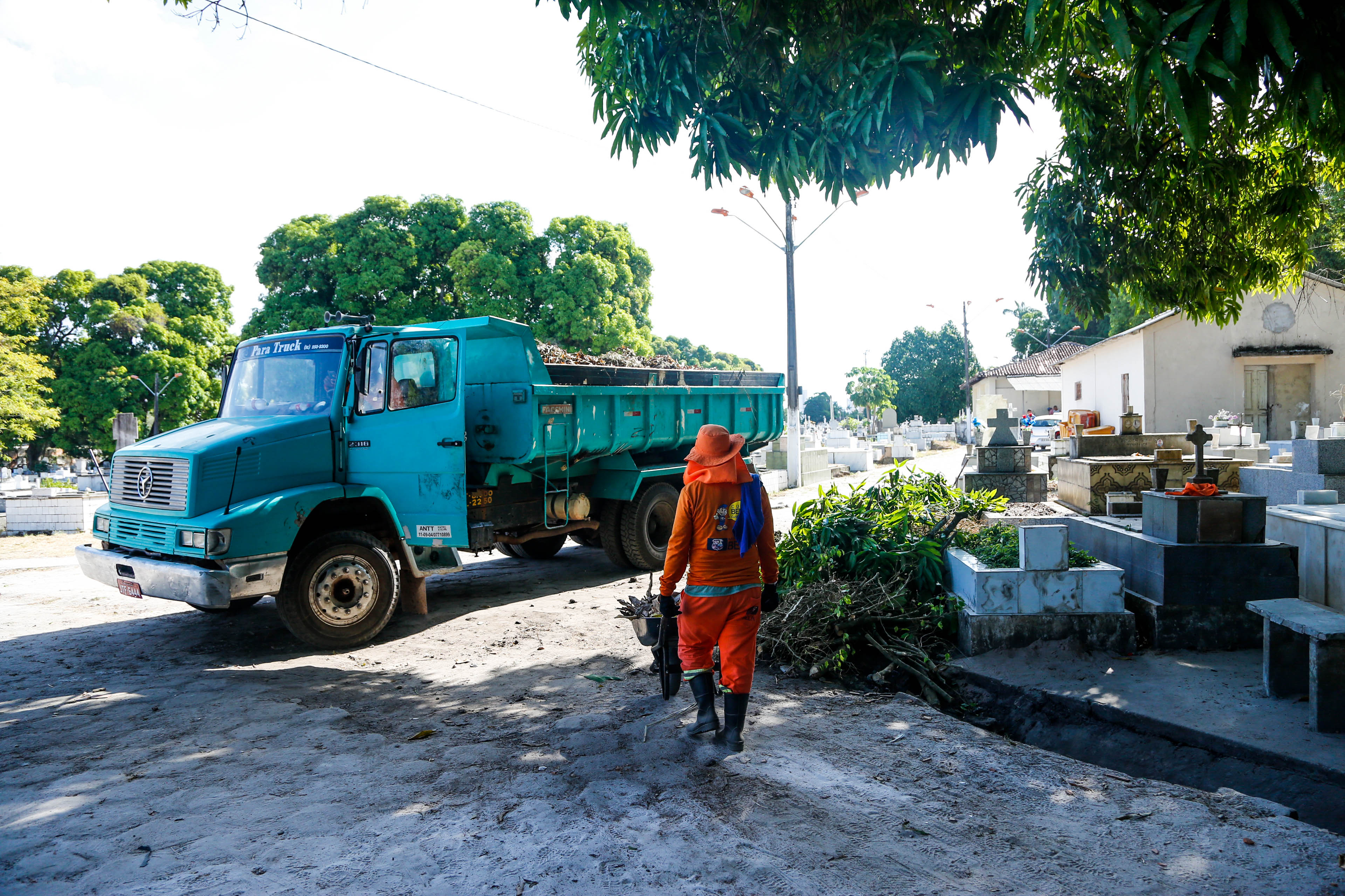 Limpeza nos cemitérios é reforçada para o Dia dos Pais