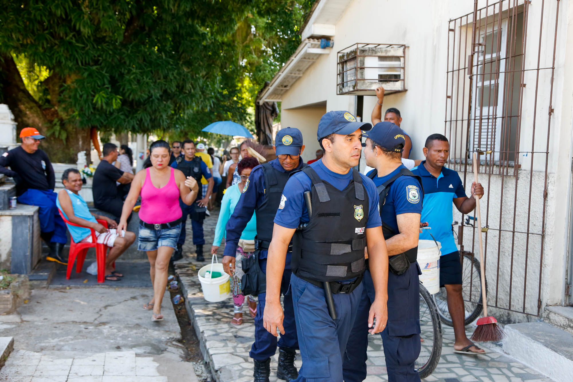 Cemitérios de Belém têm domingo movimentado no Dia dos Pais