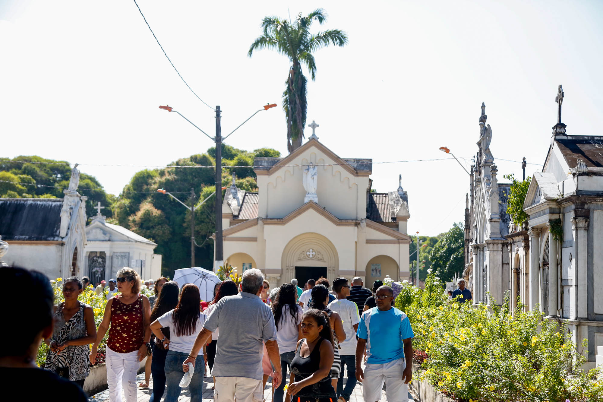 Cemitérios de Belém têm domingo movimentado no Dia dos Pais