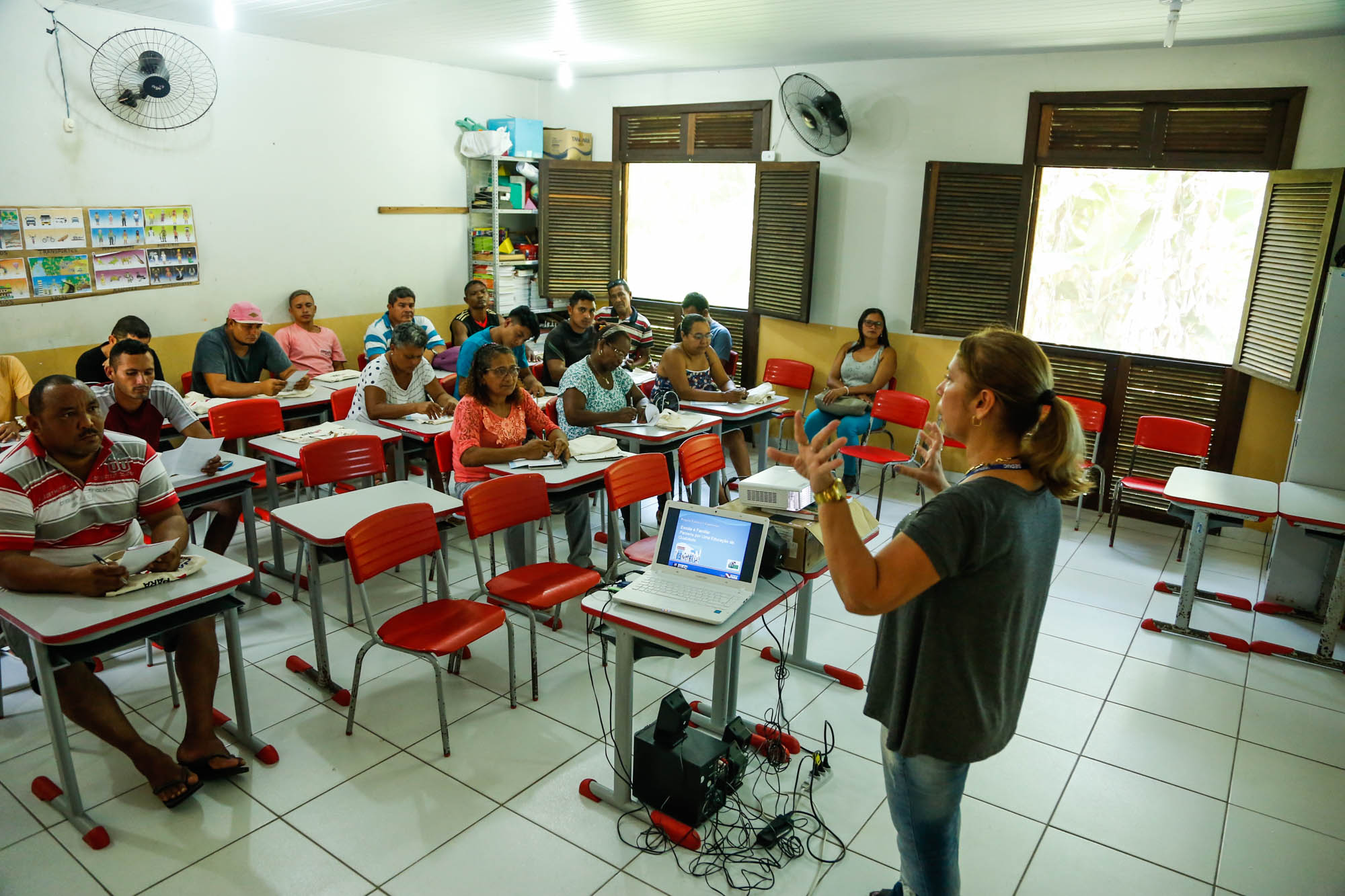 Ribeirinhos do Combu recebem serviços de saúde, educação e assistência social