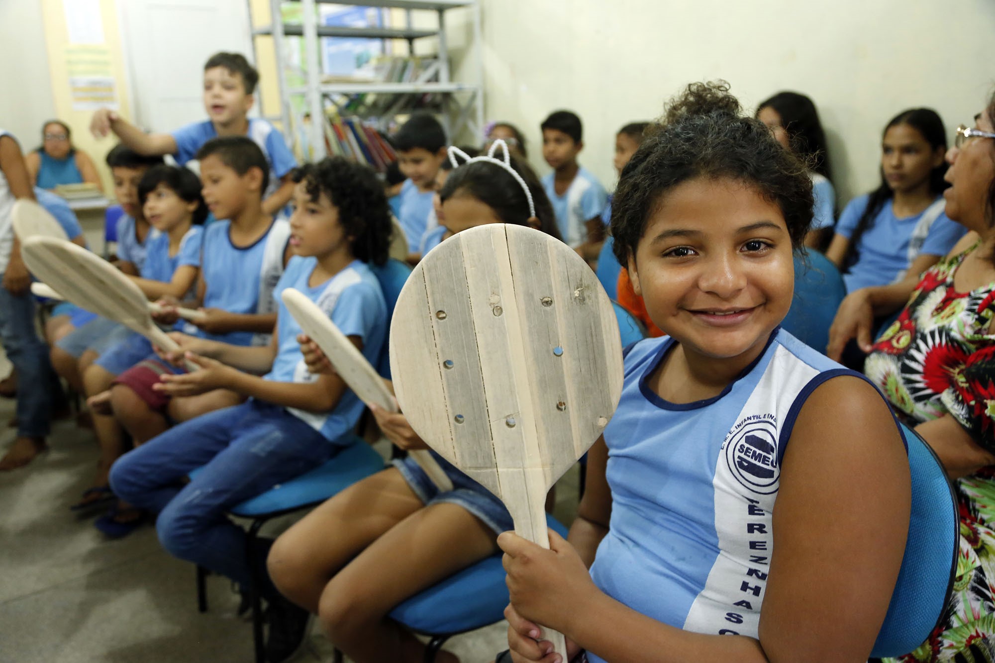 Estudantes produzem raquetes feitas de miriti para aulas de tênis de projeto de inclusão