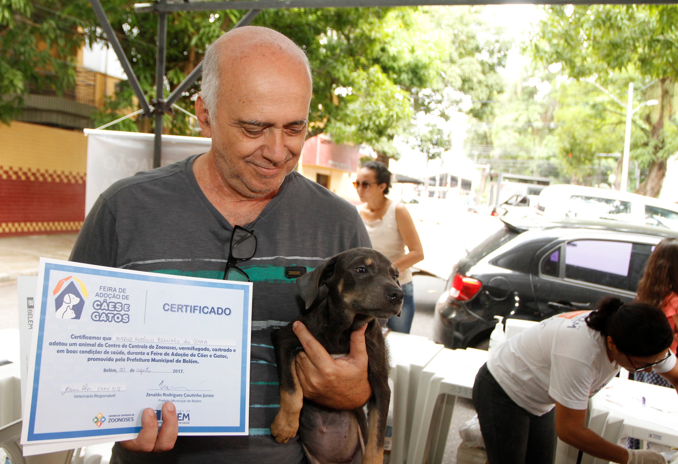 Feira de adoção da Prefeitura dá novo lar a cães e gatos