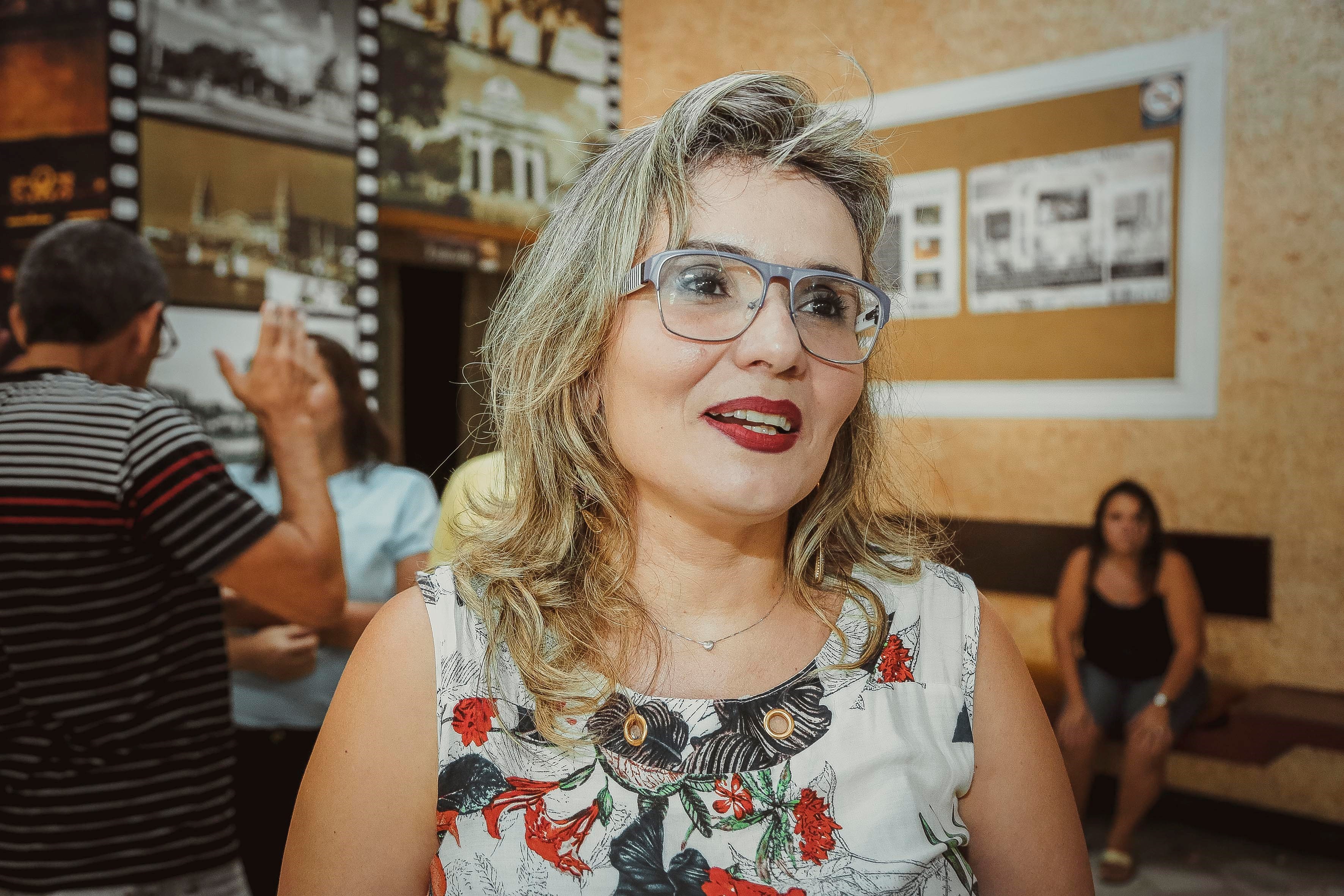 Alunos da rede municipal lotam sessão no lançamento do filme "Metas para o Amanhã"