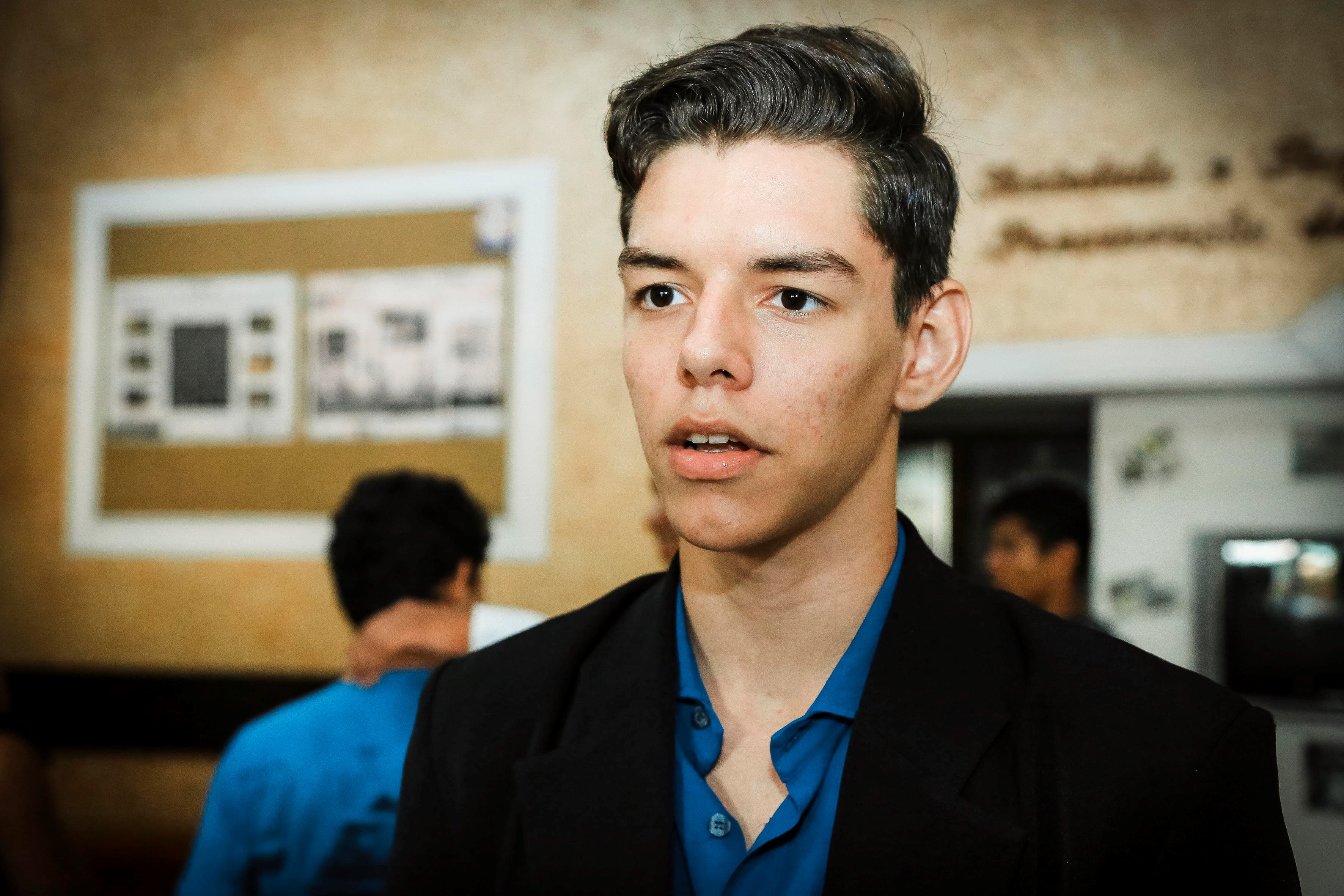 Alunos da rede municipal lotam sessão no lançamento do filme "Metas para o Amanhã"