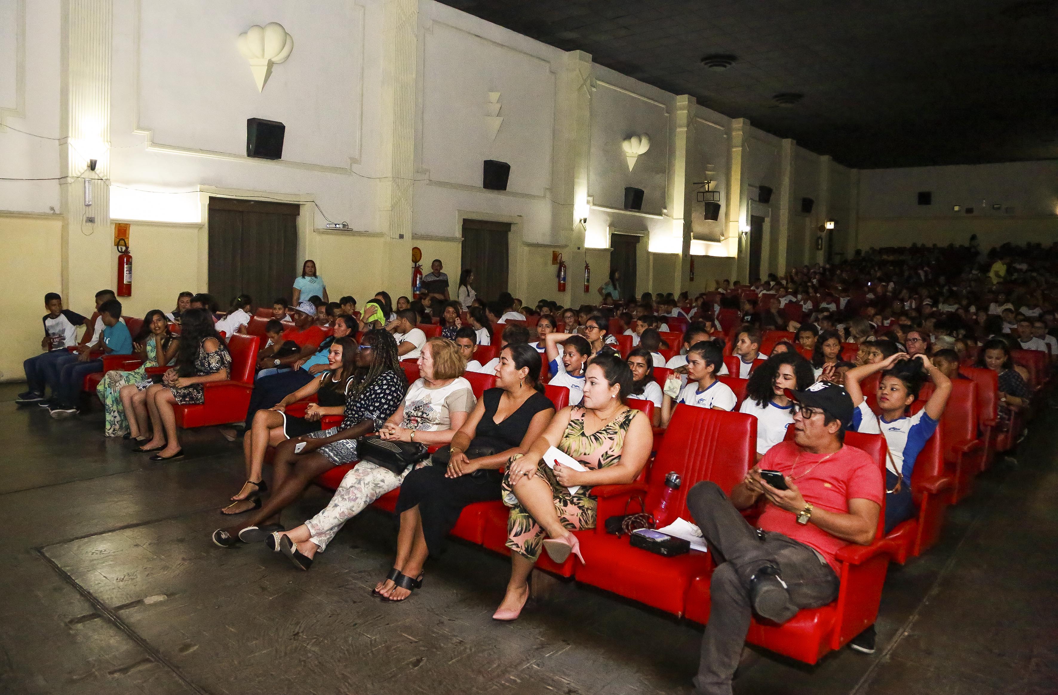 Alunos da rede municipal lotam sessão no lançamento do filme "Metas para o Amanhã"