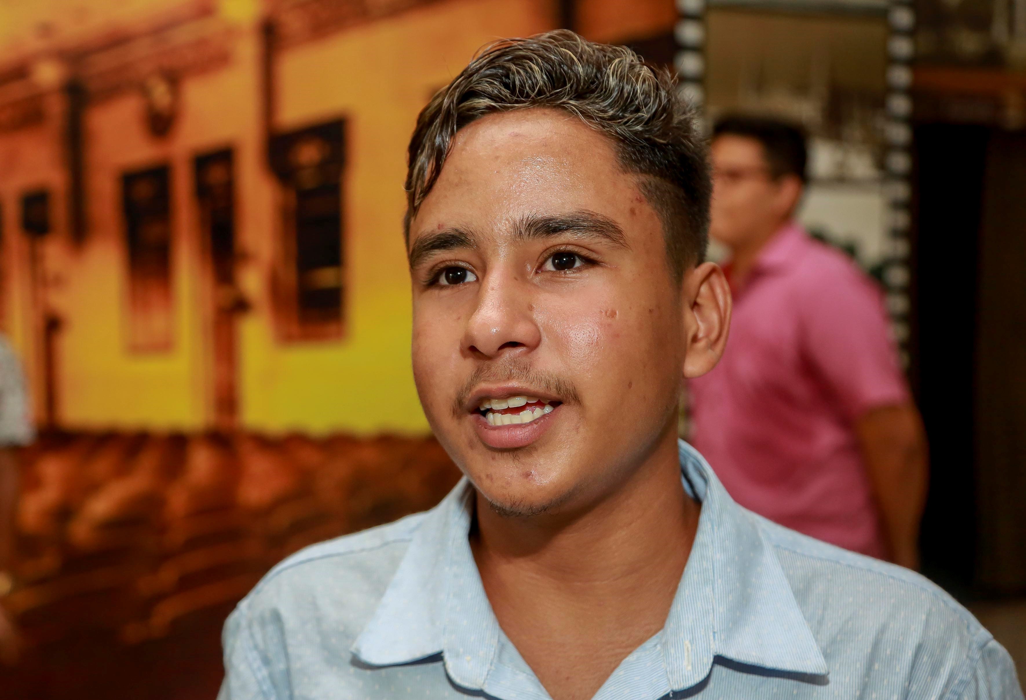 Alunos da rede municipal lotam sessão no lançamento do filme "Metas para o Amanhã"