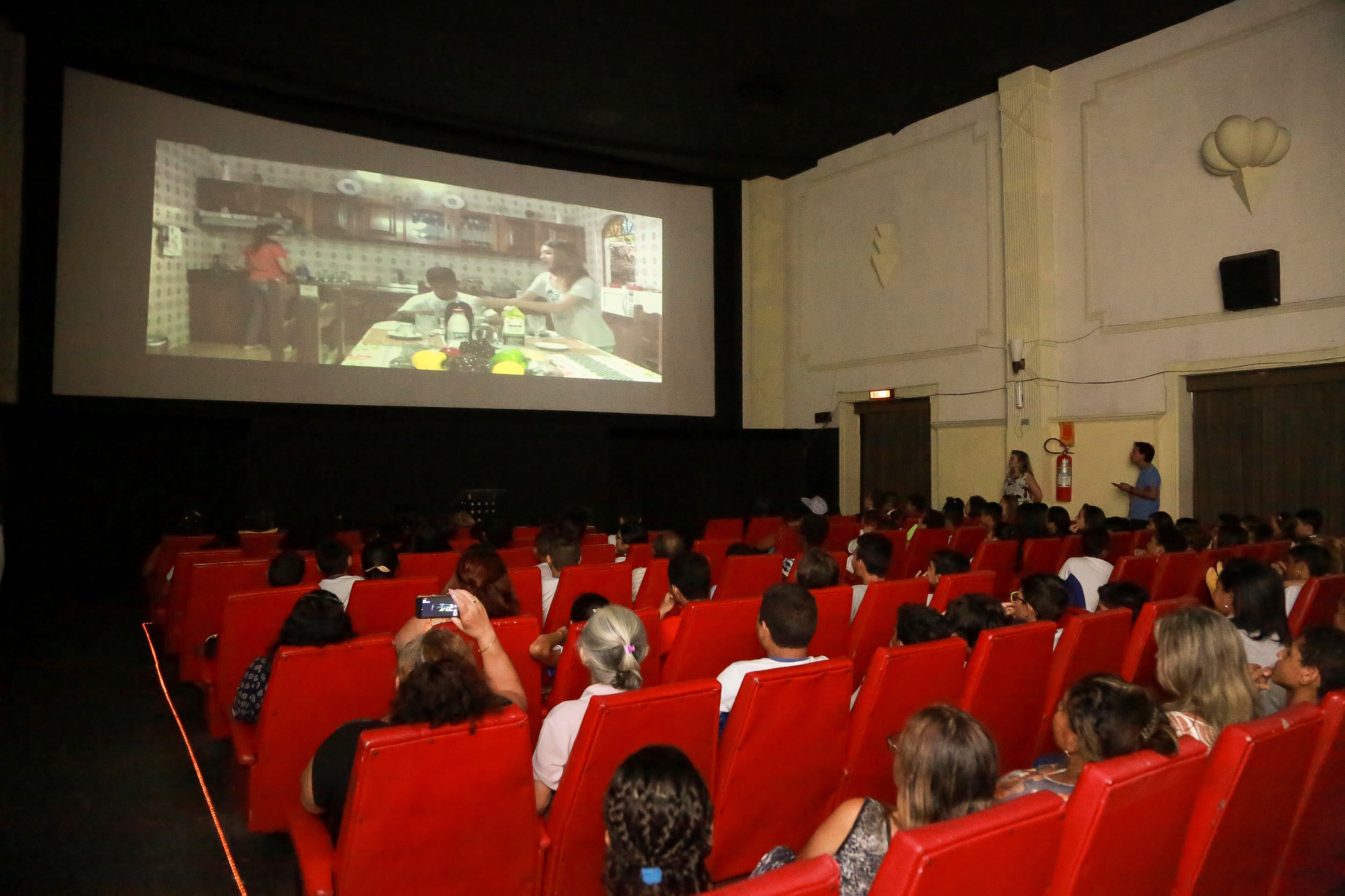 Alunos da rede municipal lotam sessão no lançamento do filme "Metas para o Amanhã"