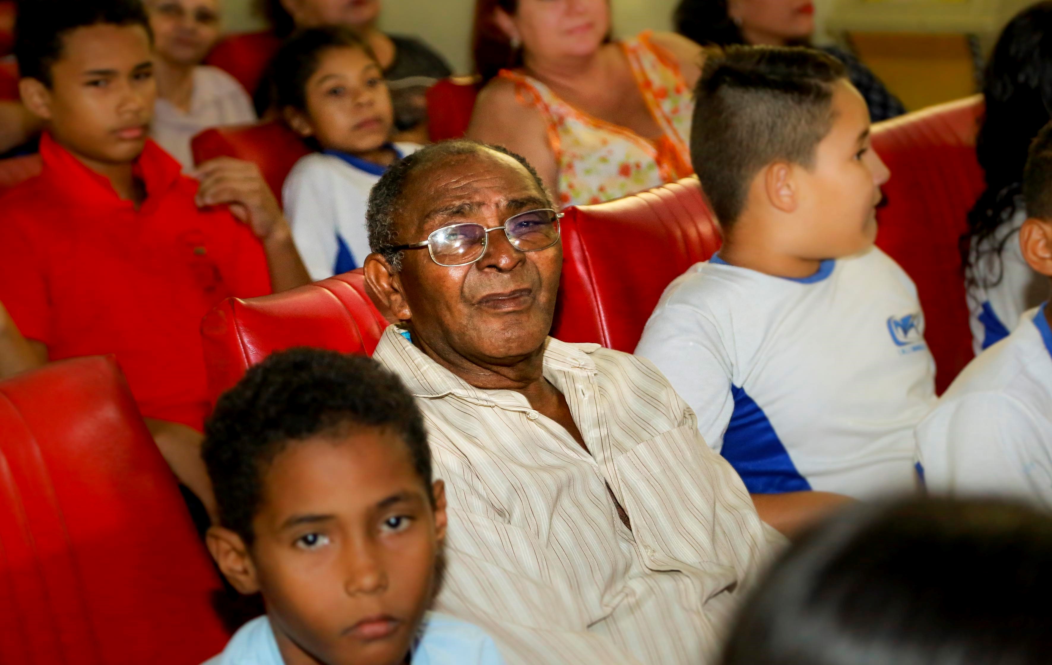 Alunos da rede municipal lotam sessão no lançamento do filme "Metas para o Amanhã"
