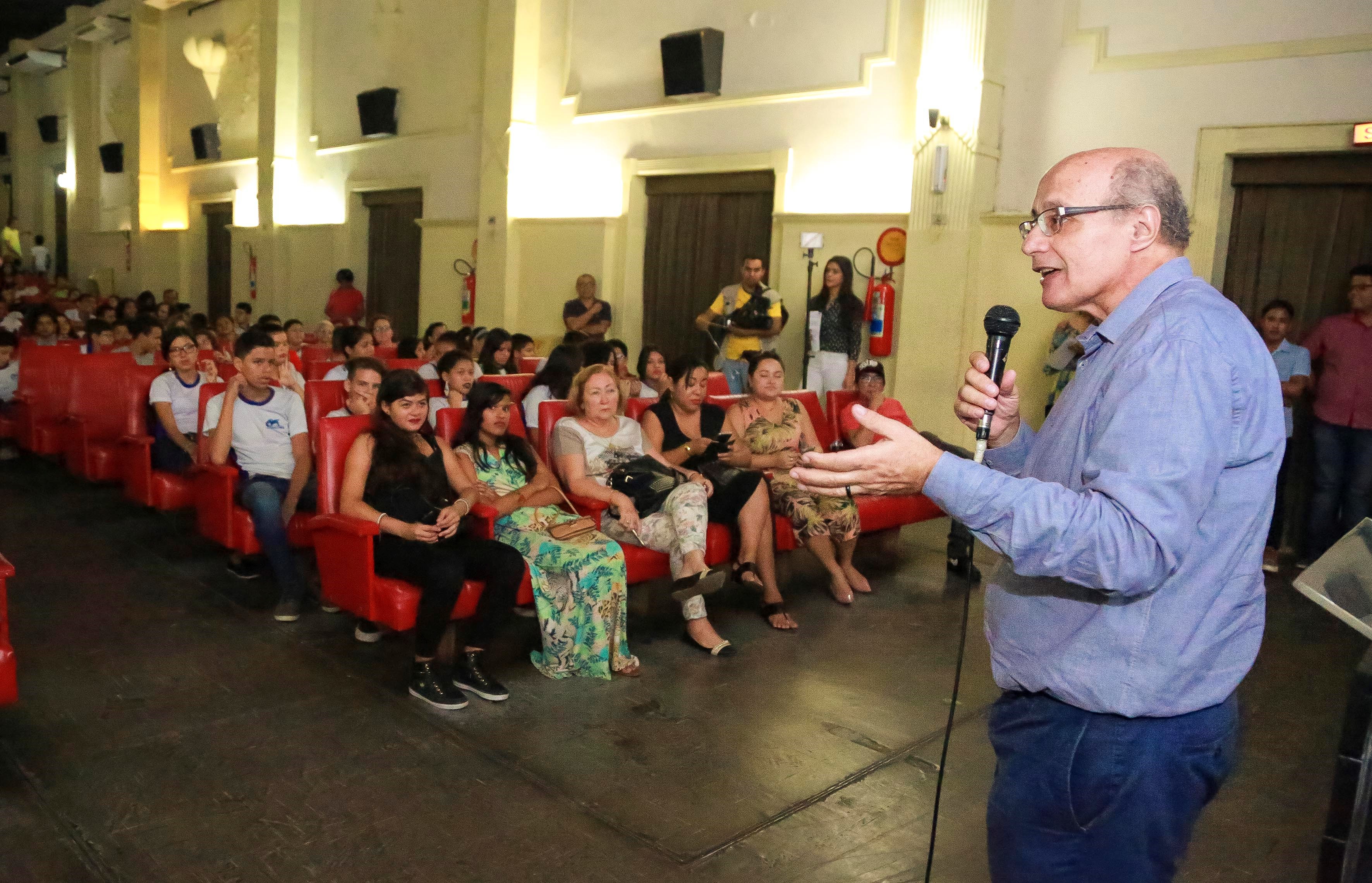 Alunos da rede municipal lotam sessão no lançamento do filme "Metas para o Amanhã"