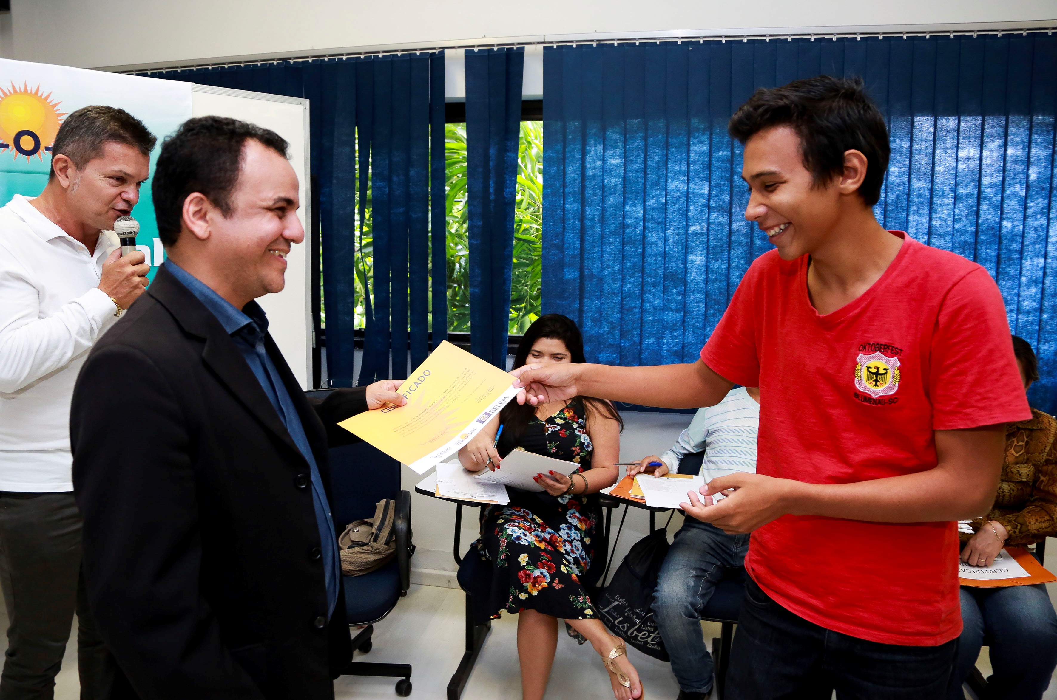 Fundo Ver-o-Sol certifica 160 alunos em Informática Básica e Avançada