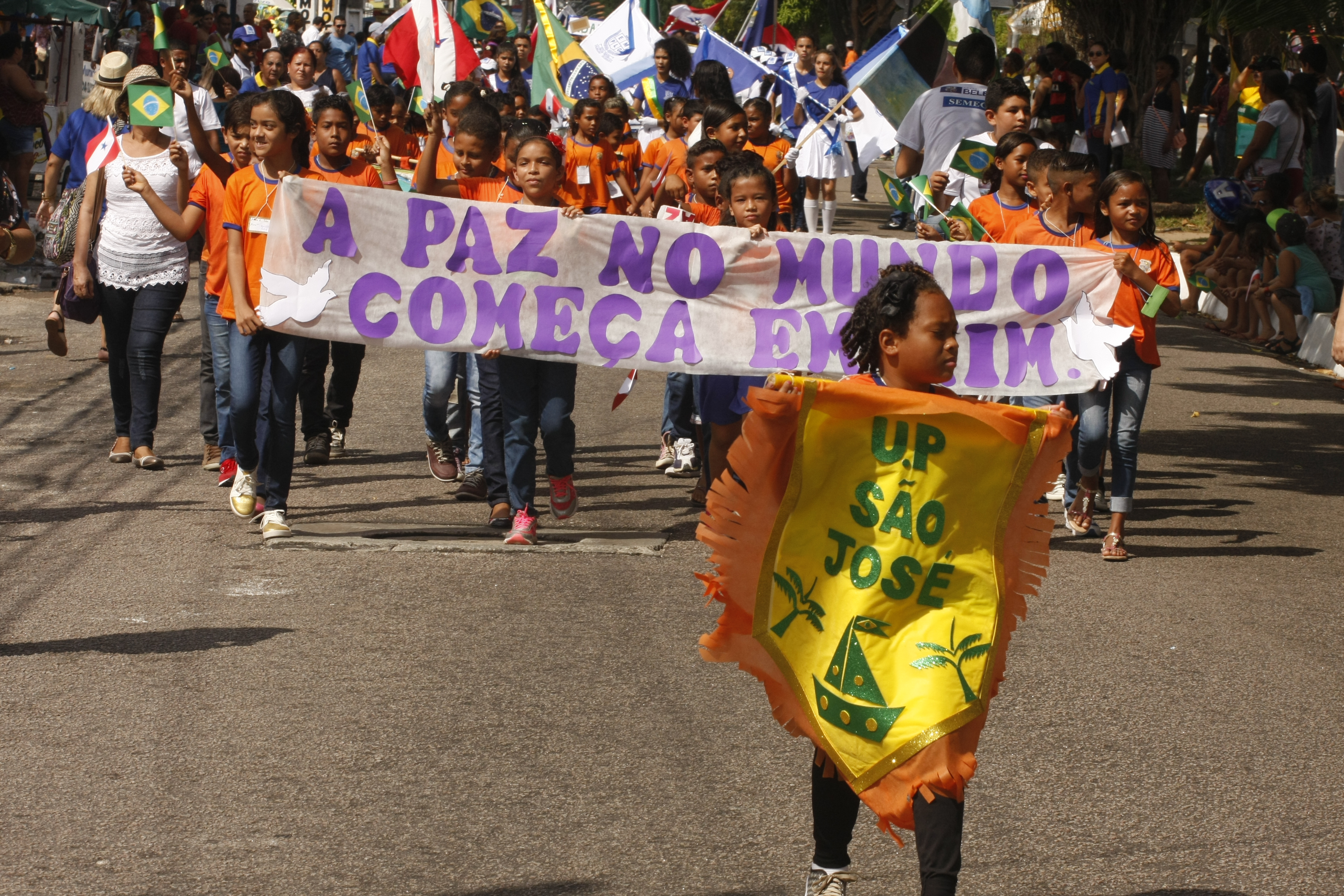 Cultura de paz é tema de desfile escolar infantil no bairro da Pedreira 