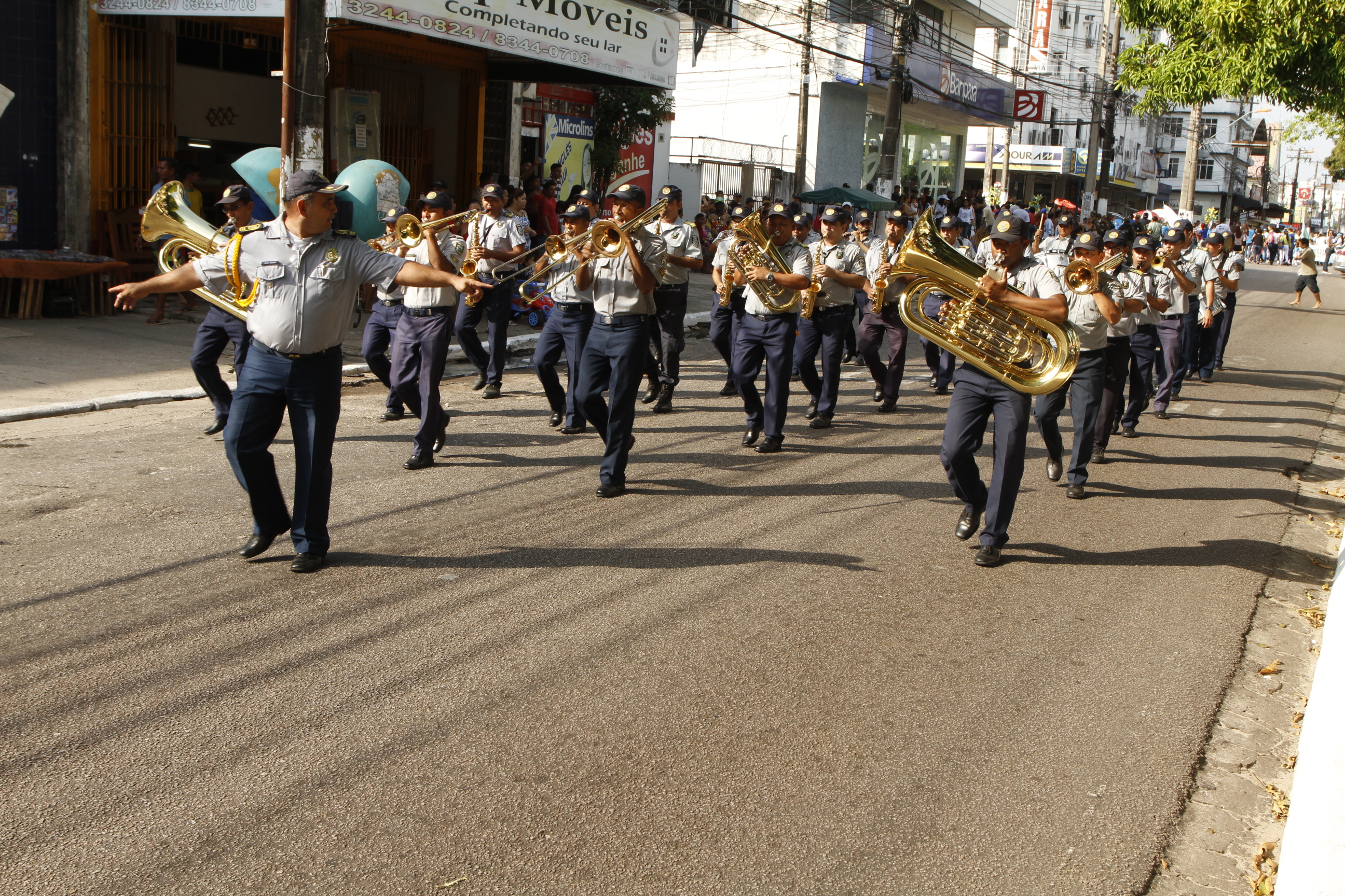 Cultura de paz é tema de desfile escolar infantil no bairro da Pedreira 