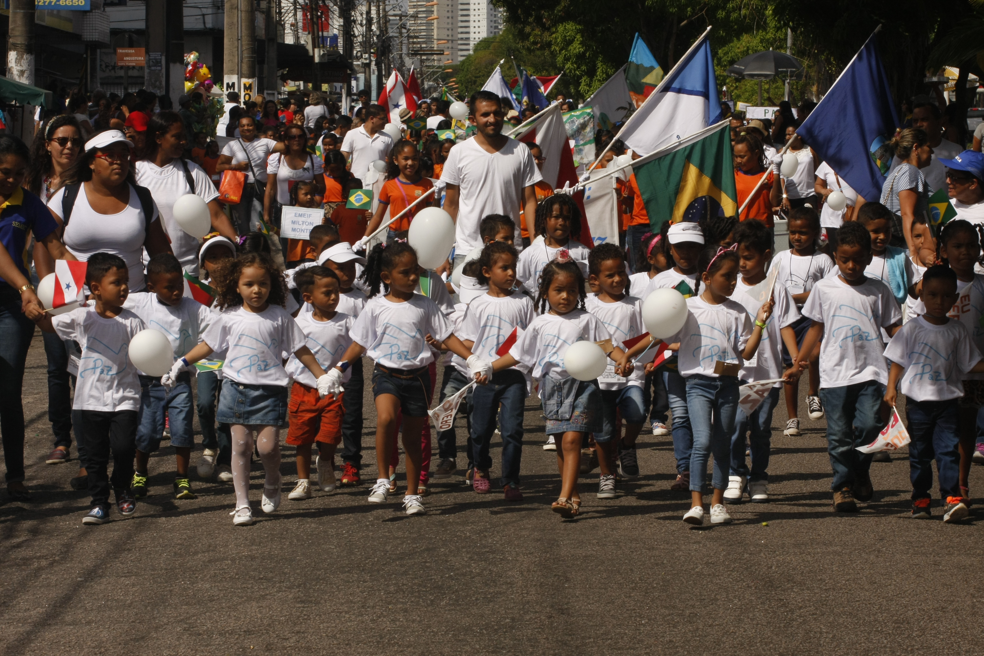 Cultura de paz é tema de desfile escolar infantil no bairro da Pedreira 