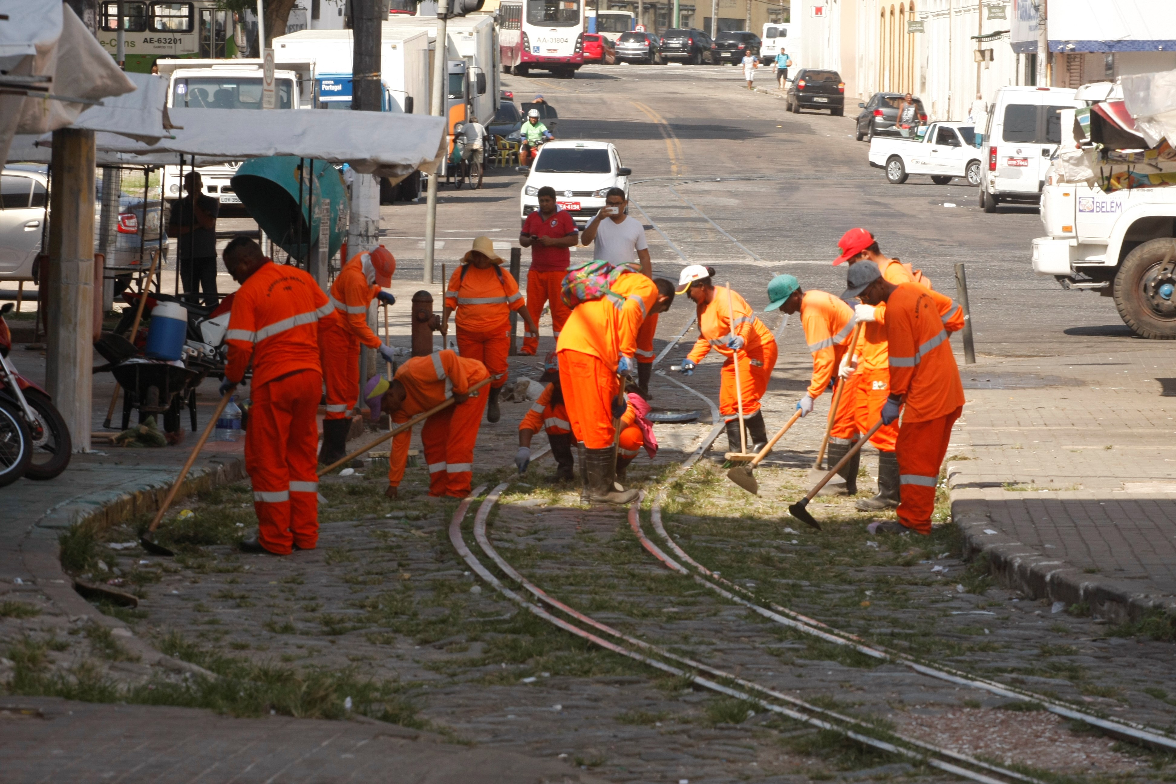 Vias do centro comercial recebem limpeza e desobstrução de bueiros
