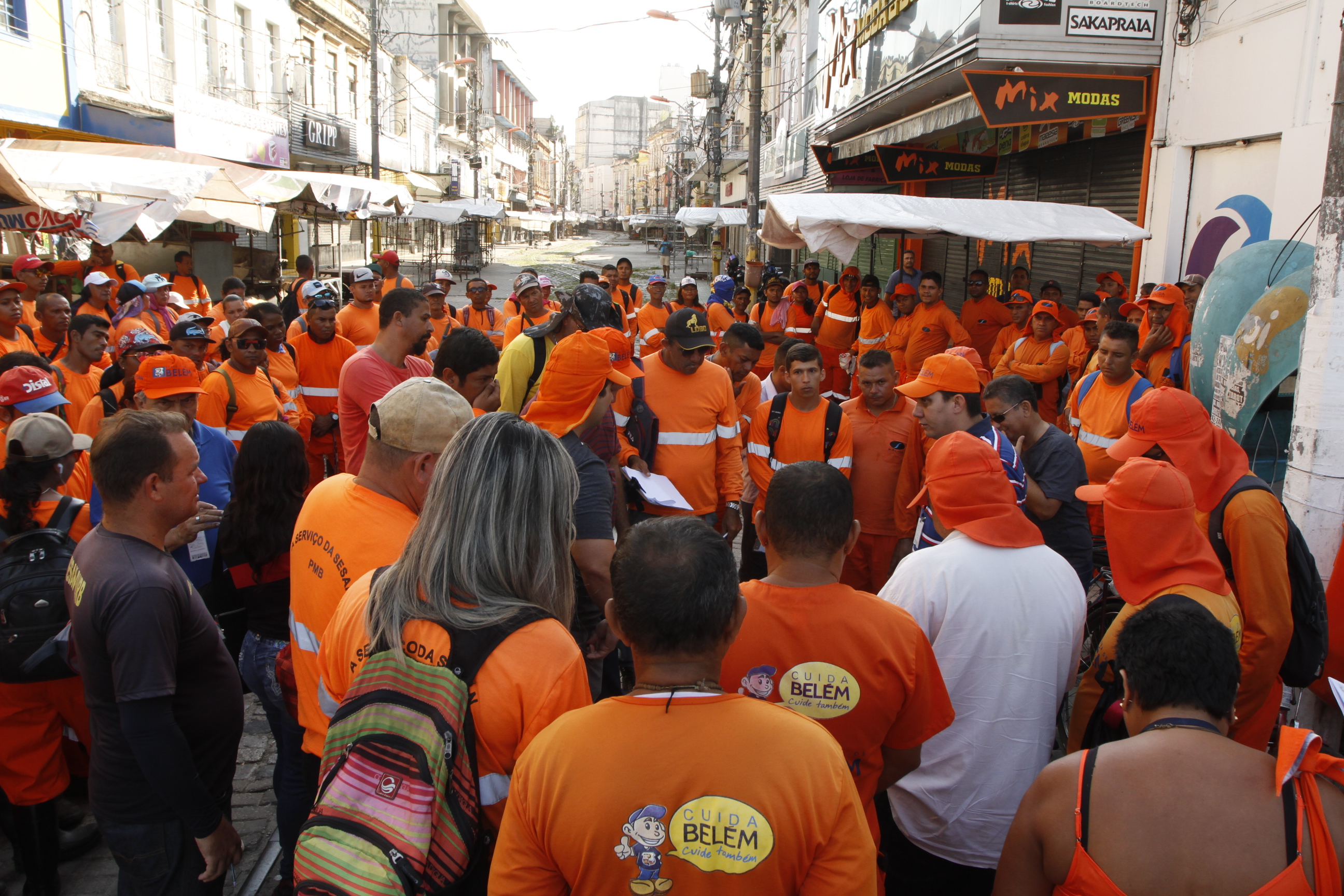 Vias do centro comercial recebem limpeza e desobstrução de bueiros