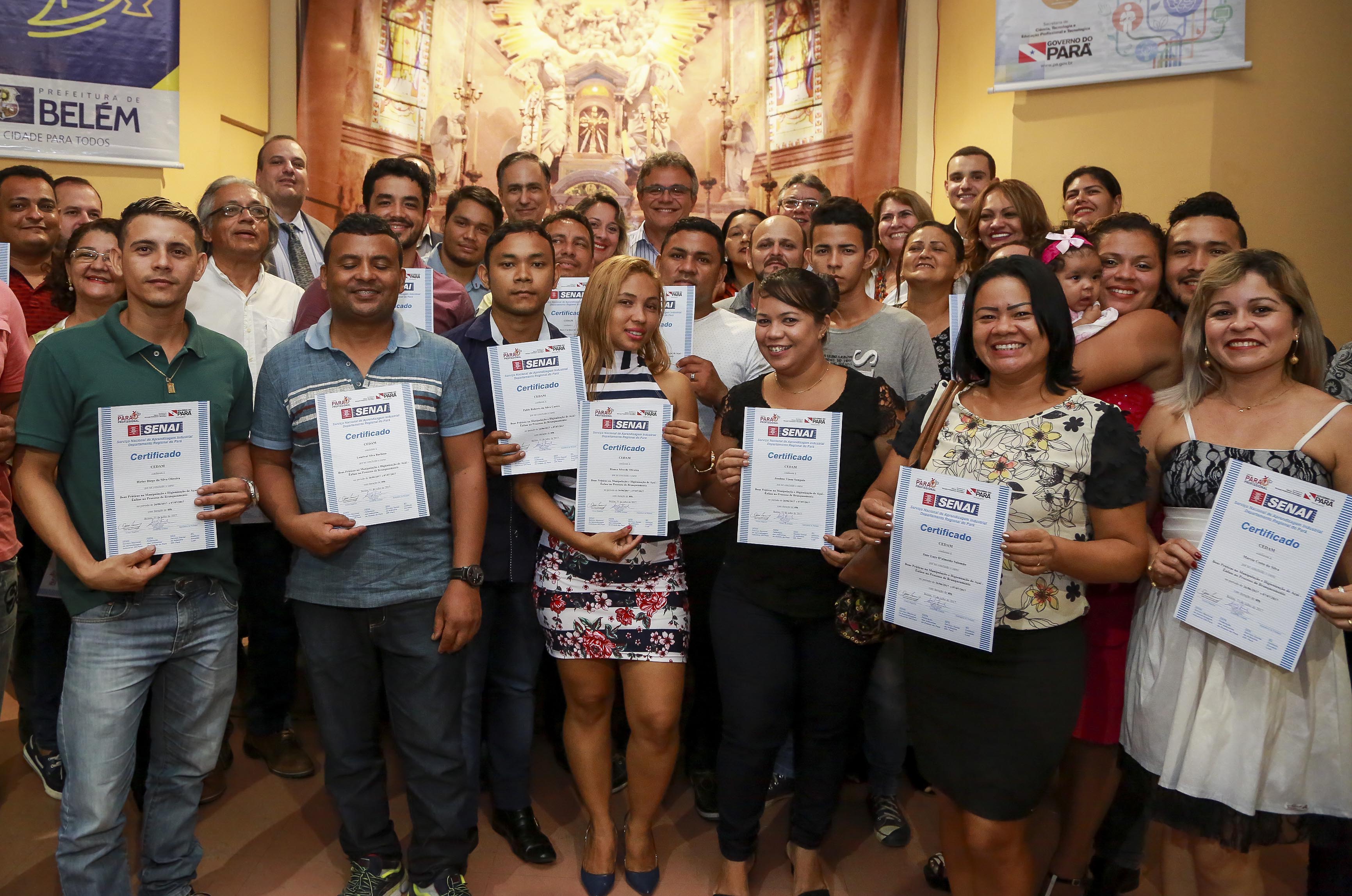 Prefeitura certifica mais 27 batedores de açaí e anuncia parceria com o governo estadual