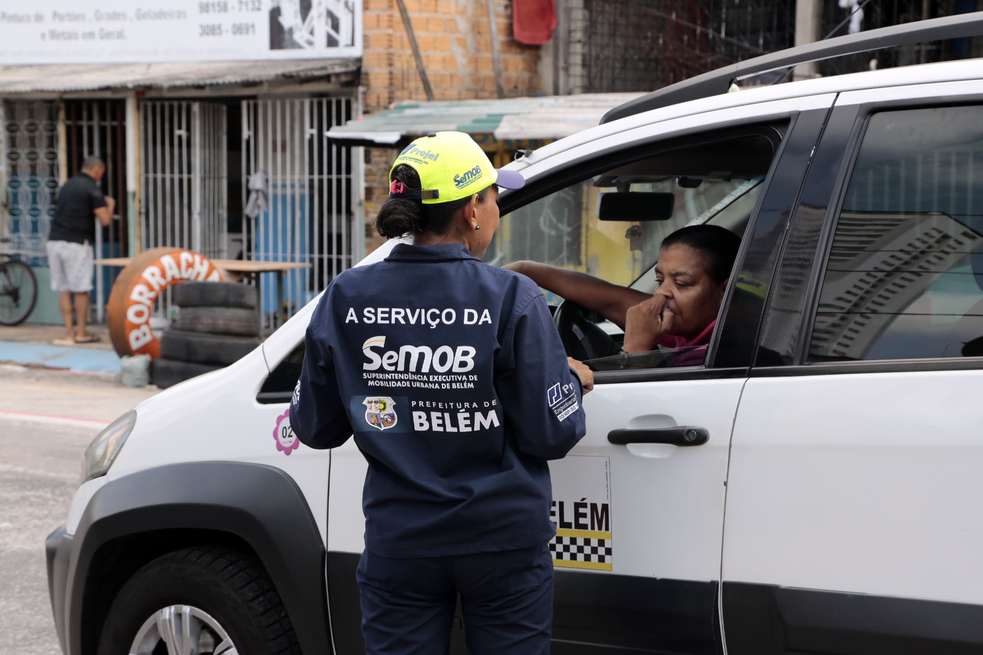 Ação educativa orienta população sobre novo sentido da travessa Vileta