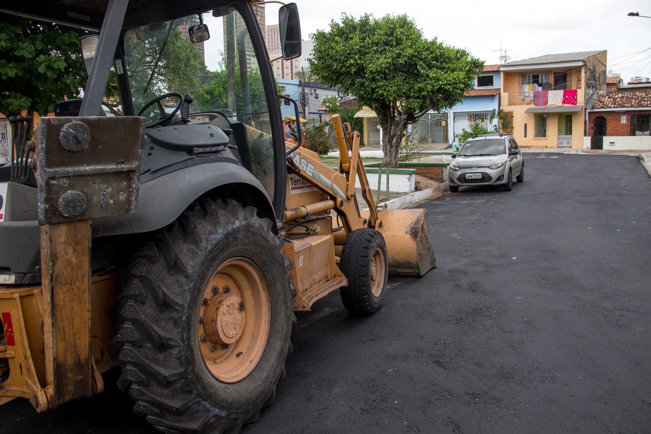 Obras de drenagem e pavimentação beneficiam moradores em diversos bairros