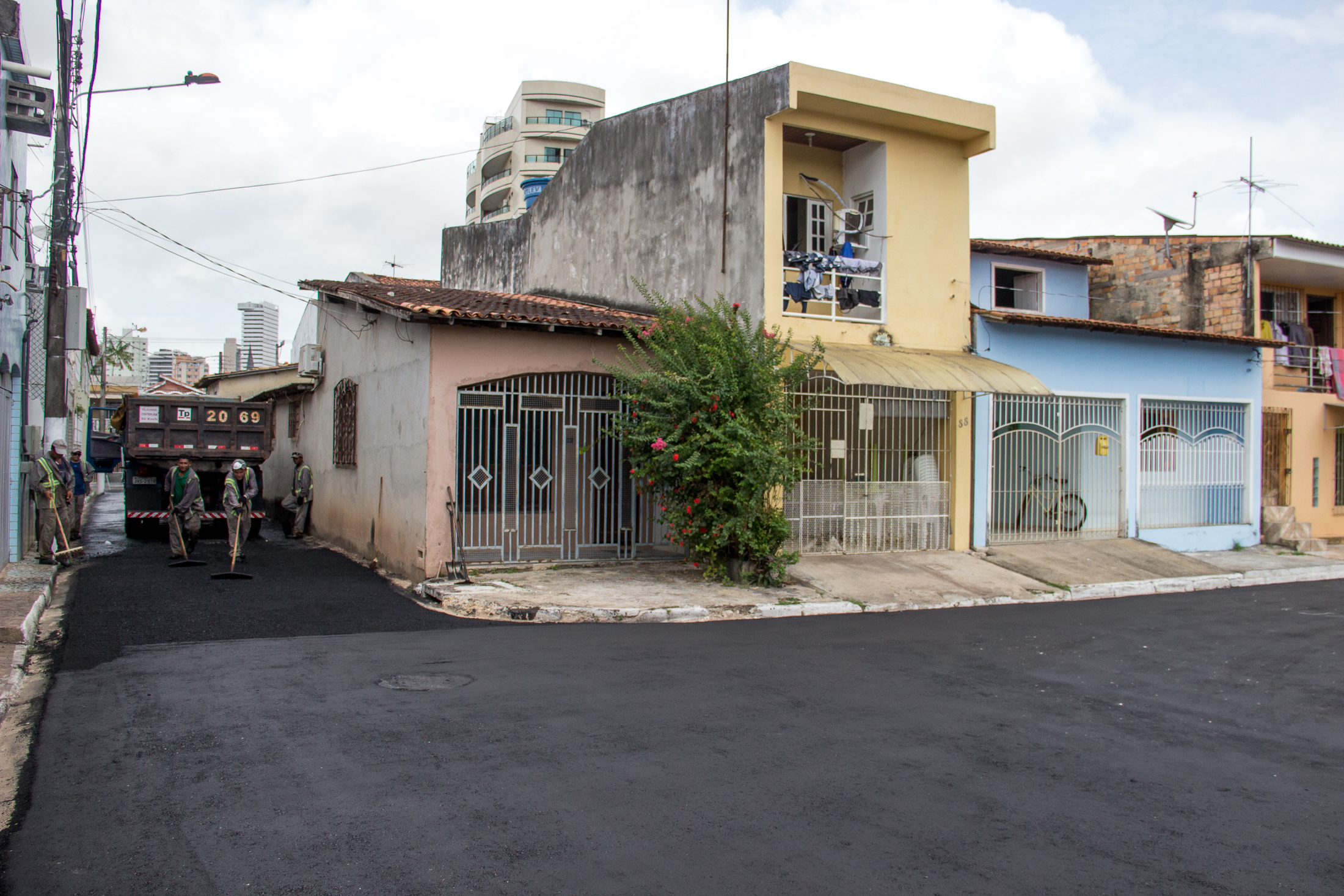 Obras de drenagem e pavimentação beneficiam moradores em diversos bairros