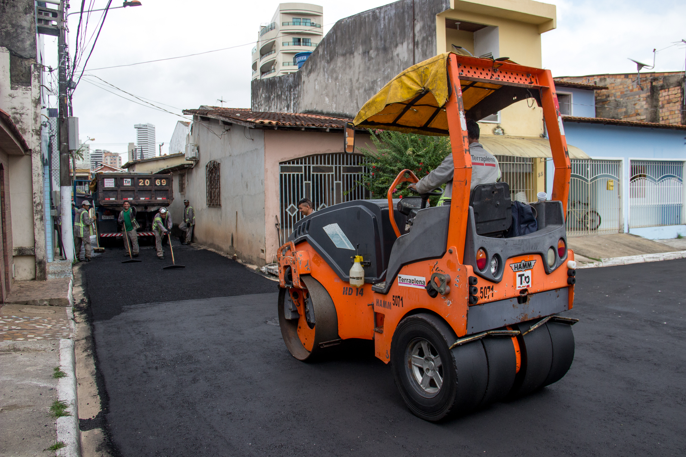 Obras de drenagem e pavimentação beneficiam moradores em diversos bairros