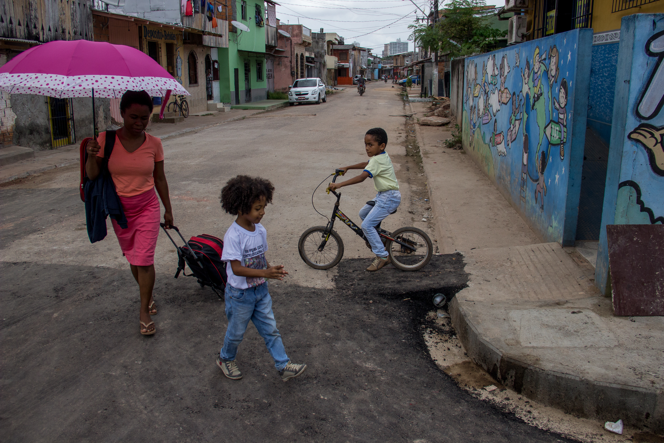 Obras de drenagem e pavimentação beneficiam moradores em diversos bairros