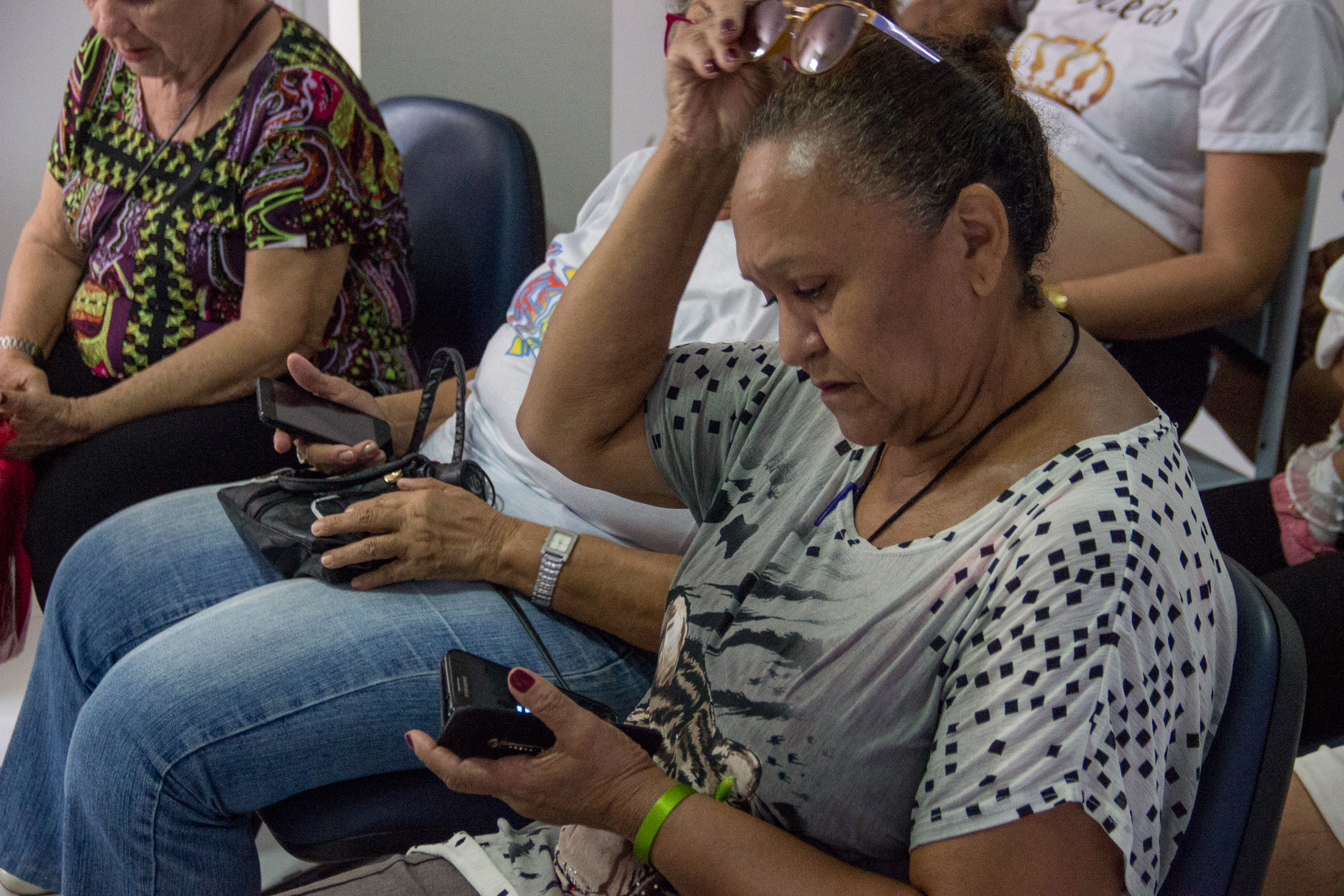 Oficina orienta idosos sobre uso de aplicativo de mensagens instantâneas