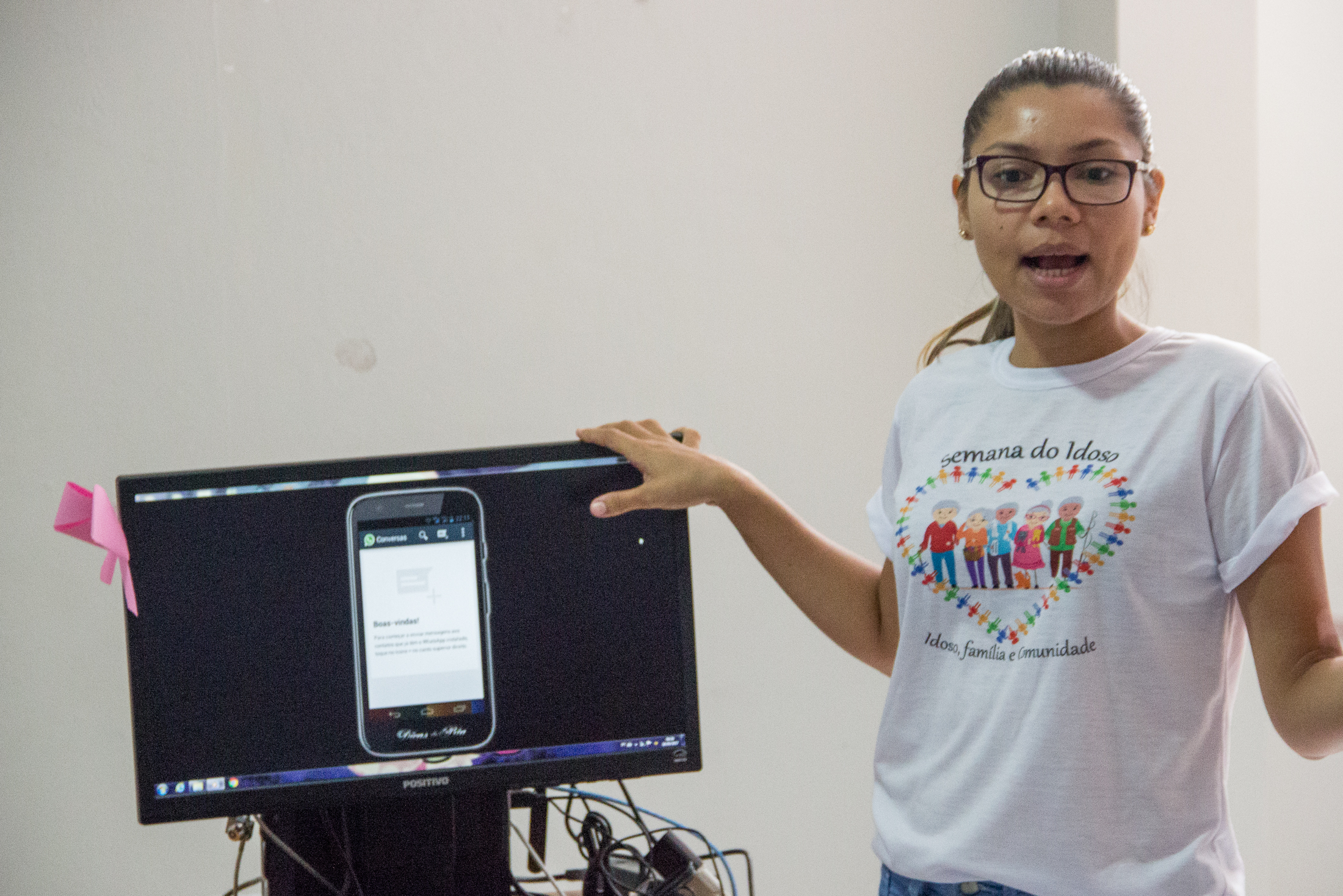 Oficina orienta idosos sobre uso de aplicativo de mensagens instantâneas