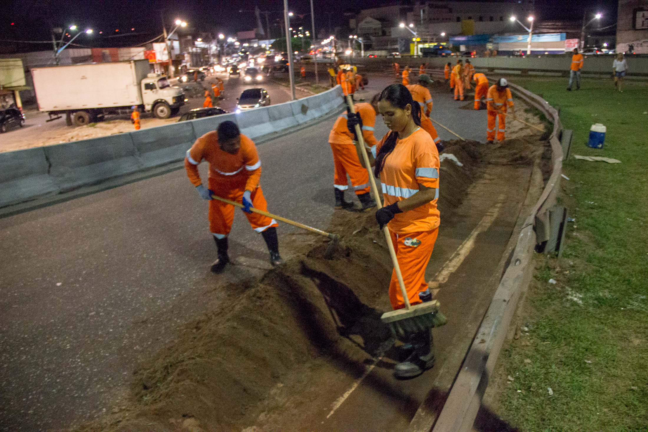 Prefeitura faz limpeza e manutenção no Complexo do Entroncamento