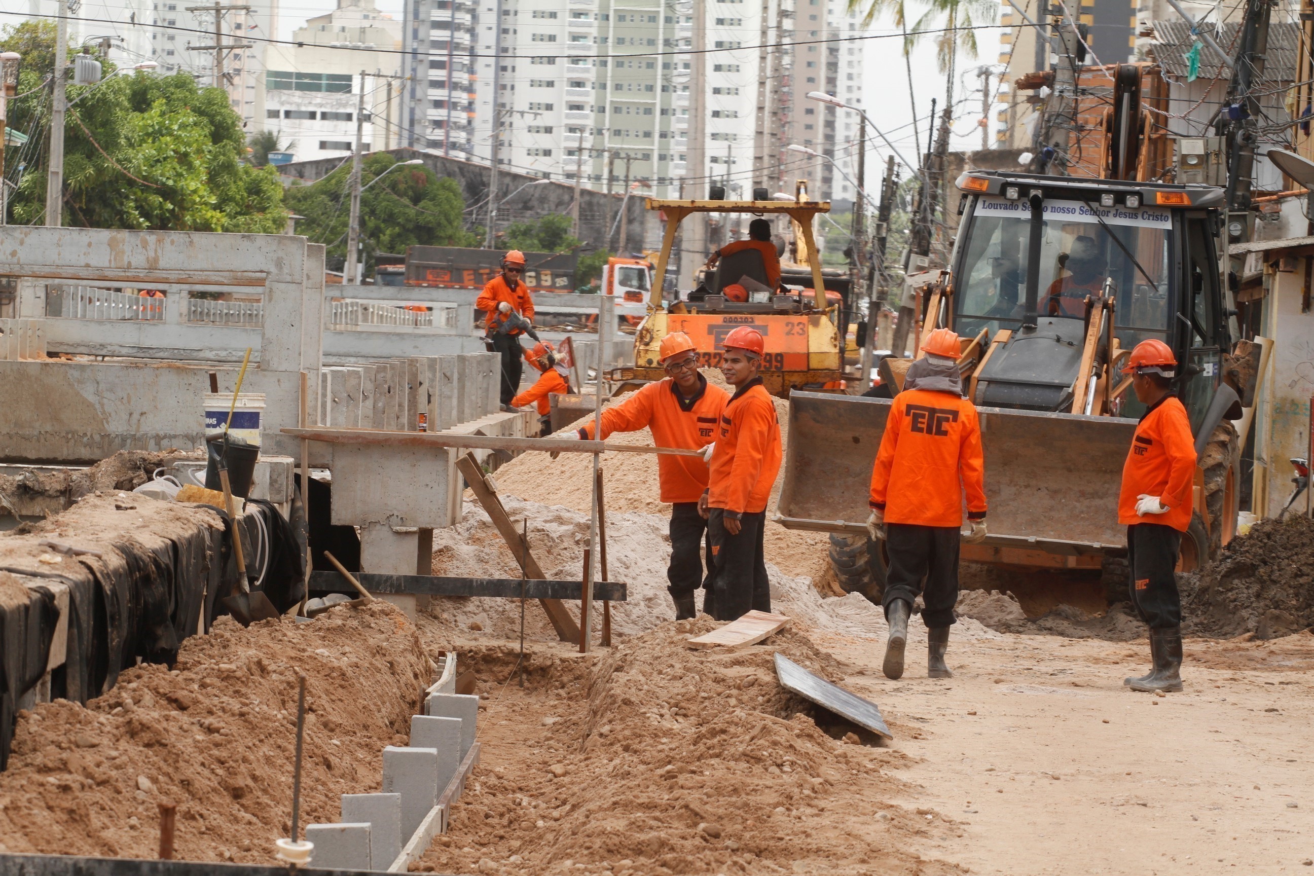 Governador do Estado e Prefeito de Belém inspecionam obras de saneamento em Belém 