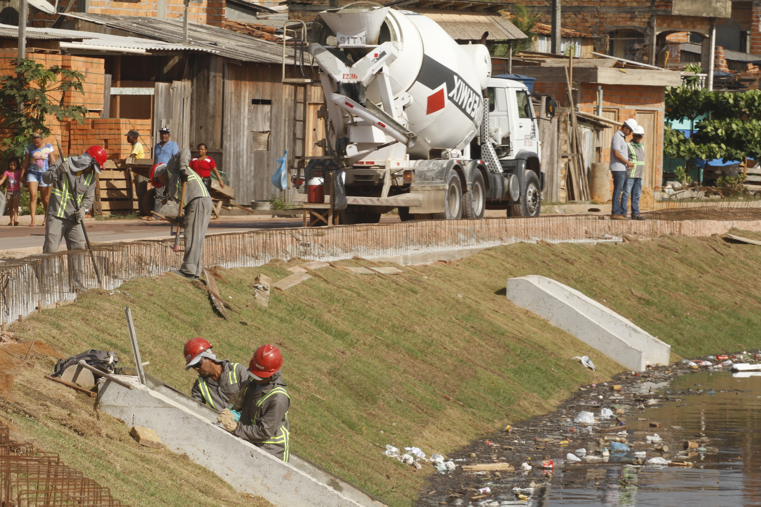 Governador do Estado e Prefeito de Belém inspecionam obras de saneamento em Belém 