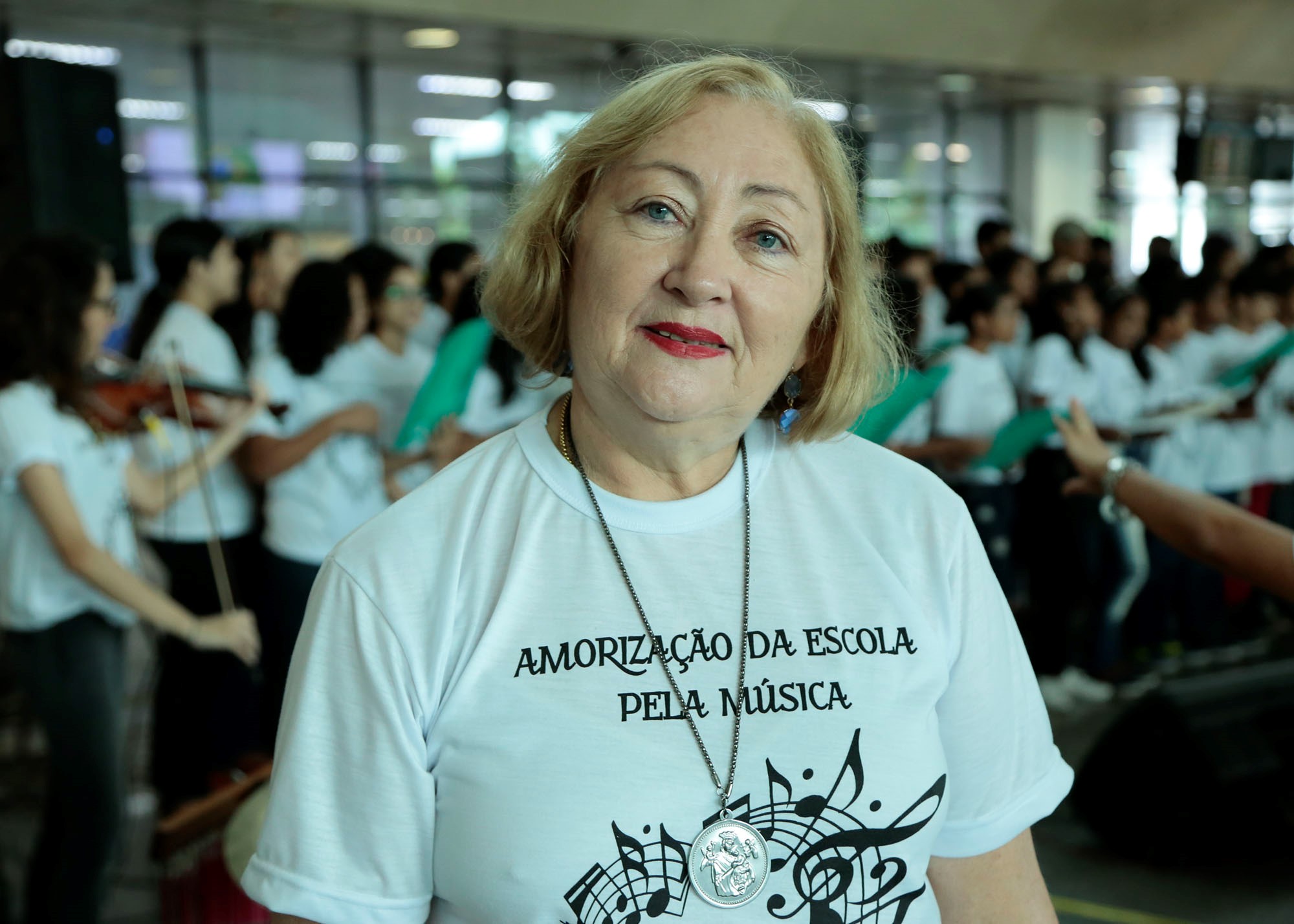 Estudantes recepcionam turistas com música no aeroporto de Belém