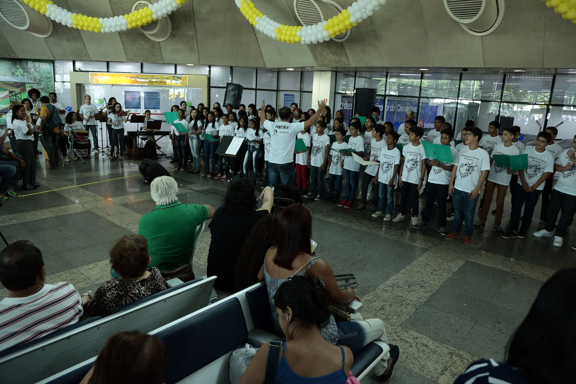 Estudantes recepcionam turistas com música no aeroporto de Belém
