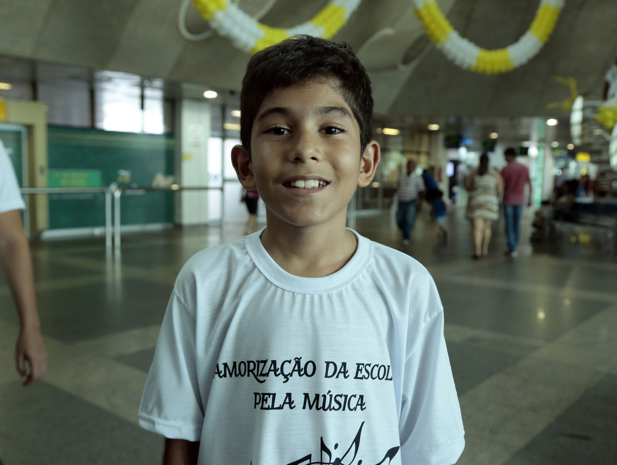 Estudantes recepcionam turistas com música no aeroporto de Belém