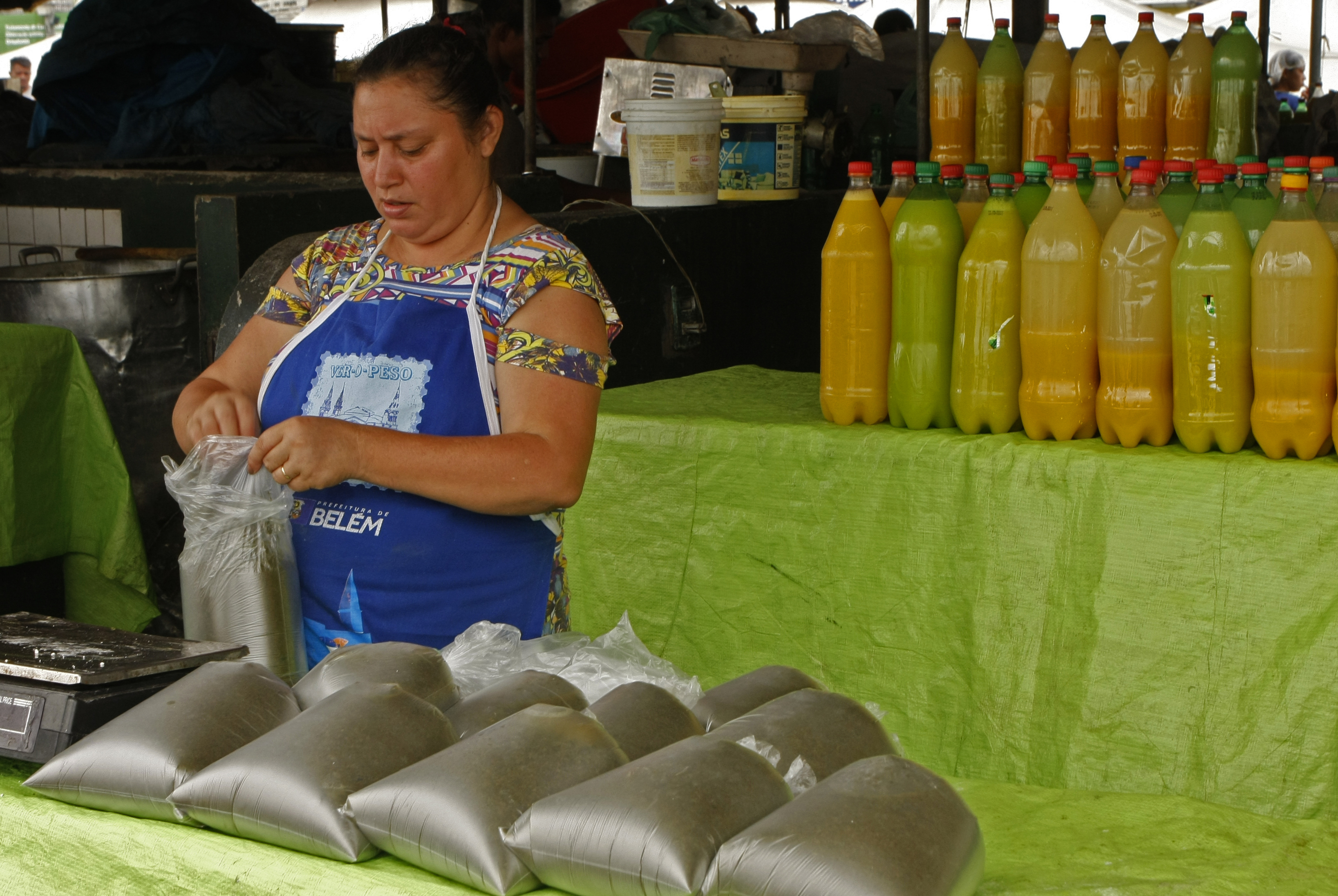Vendas de ingredientes do almoço do Círio movimentam o Ver-o-Peso  