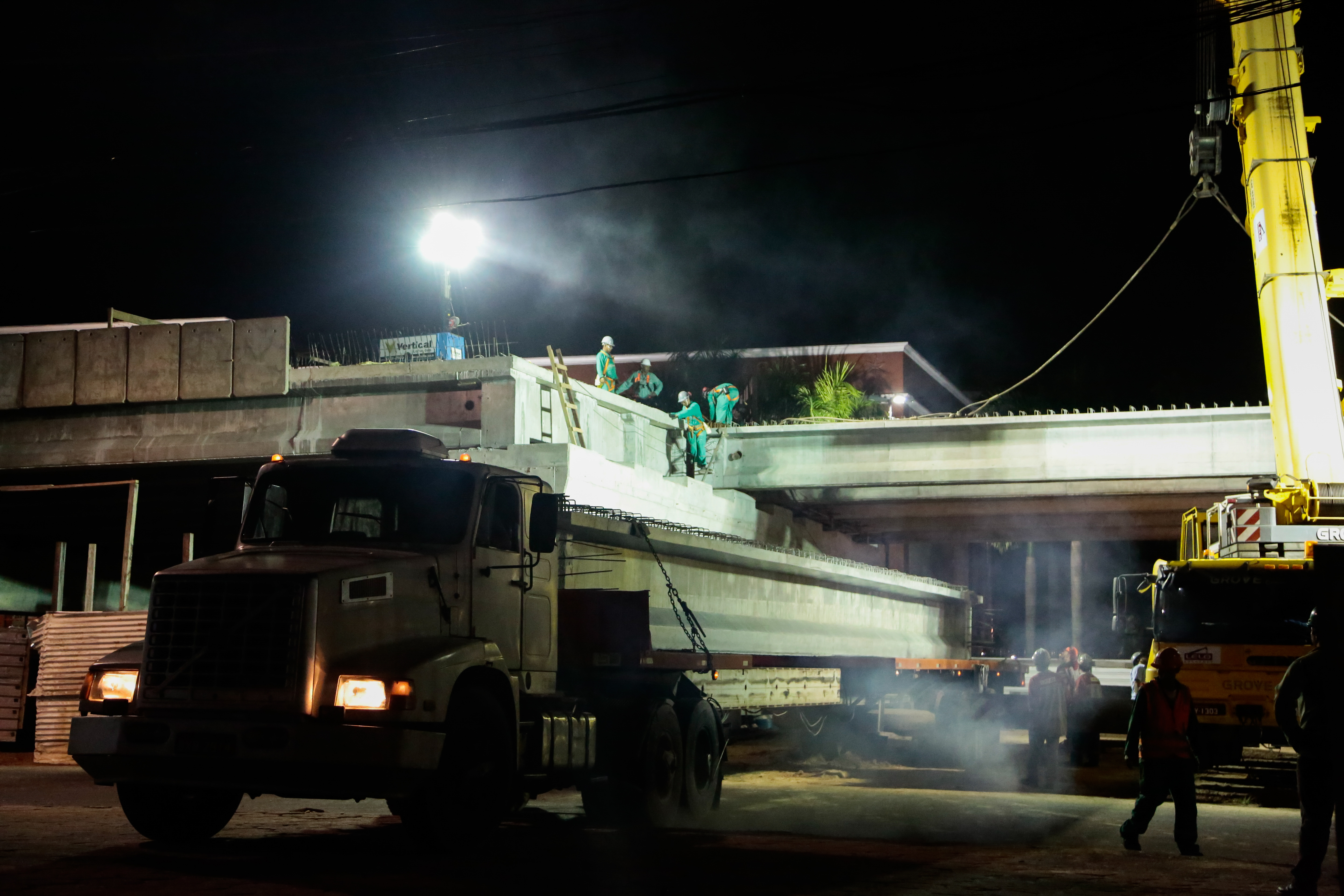 Obras do viaduto da Independência  com segunda etapa de instalação de vigas